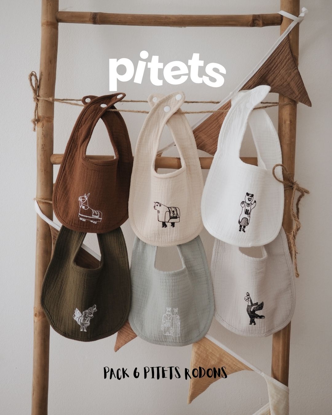 Els pitets del bestiari Vallenc!🥰
Teniu tres packs disponibles:
· Pack 3 pitets rodons — 12€ (2 colors disponibles)
· Pack 6 pitets rodons — 21€
· Pack 5 pitets triangulars — 17,50€ (2 colors disponibles)
I un pitet especial: 'La meva primera calçotada' — 5€