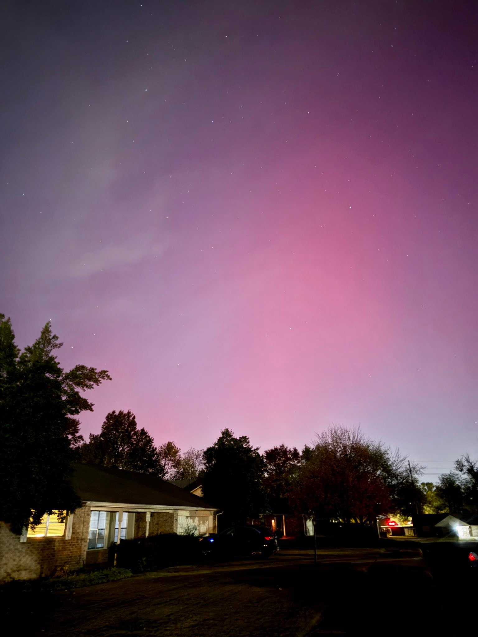 I never thought I’d see this kind of beauty without traveling thousands of miles north, but there it was, dancing quietly above the neighborhood. Sometimes the universe just reminds you to step outside for a minute and look up.