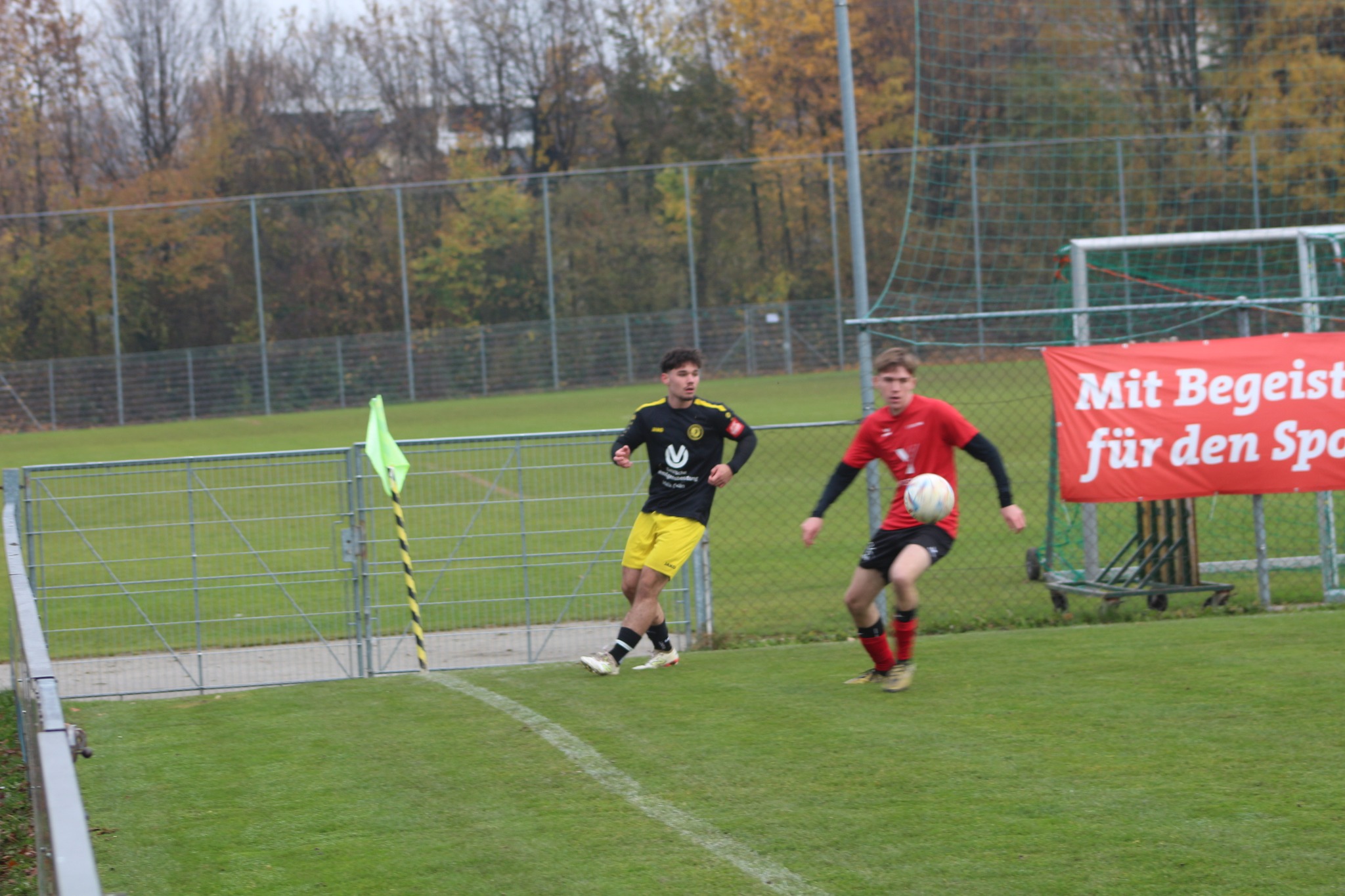 ⚫🟡 9 Spiele in Folge ungeschlagen! ⚫🟡
Unser 1b bleibt weiter auf Kurs und ist nur noch 2 Punkte von einem Aufstiegsplatz entfernt! 💪⚫🟡
Die Jungs machen richtig Dampf nach oben und sind bereit, die Mission Aufstieg anzugehen! 🚀⚫🟡
Samstag gab’s zudem einen satten 6:0-Heimsieg gegen Fussach 1b – was für eine Leistung! 😍⚫🟡
Stimmung top, Teamgeist top, Ergebnis top! 🔥⚫🟡
📸 Impressionen vom Heimsieg…
#MissionAufstieg #1bPower #Heimsieg #TeamSpirit #WeiterSo 🟡⚫️