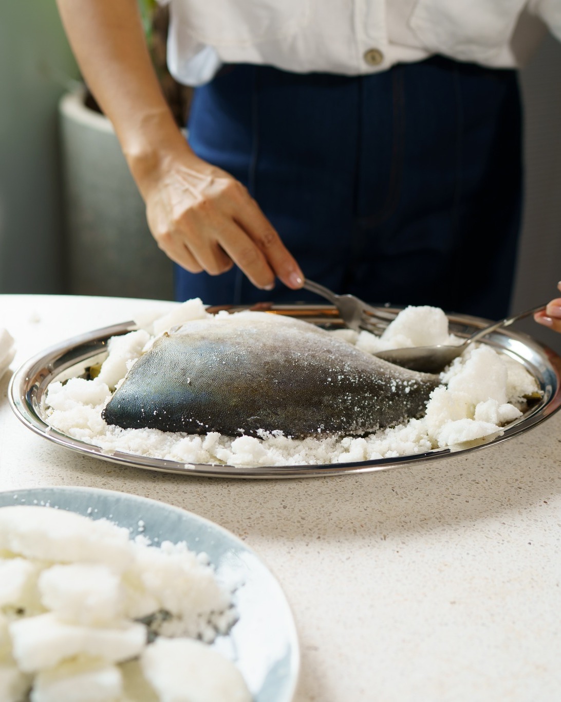 Salt baked fish - cá nướng phủ muối
Một kỹ thuật chế biến cổ điển, nơi cá được bọc kín trong lớp muối dày và nướng chậm. Lớp muối tạo thành một “lò hấp tự nhiên”, giữ trọn hơi ẩm và hương vị của con cá, giúp phần thịt bên trong mềm, ngọt và thơm đúng chất biển.
Tại Saigonese, cá được làm sạch nhẹ tay, nhét thêm chút thảo mộc và vỏ chanh để khi tách lớp muối nứt ra, mùi thơm bốc lên rất tự nhiên, tinh khiết.
Bạn đã thử cá nướng kiểu này chưa?
___
A classic cooking technique where the fish is sealed in a thick crust of salt and slow baked. The salt forms a natural “oven,” locking in all the moisture and ocean sweetness, keeping the flesh tender, juicy, and full of pure coastal flavor.
At Saigonese, the fish is cleaned with a gentle hand, then stuffed with a touch of herbs and citrus peel so that when the salt crust cracks open, a soft, natural aroma rises beautifully.
Have you tried fish prepared this way?
___
𝗦𝗔𝗜𝗚𝗢𝗡𝗘𝗦𝗘 𝗘𝗔𝗧𝗘𝗥𝗬
129A Trần Hưng Đạo, Dương Đông, Phú Quốc
Tel 0938059650
#Saltbakedfish #saigoneseeatery #phuquoc #phuquocisland
