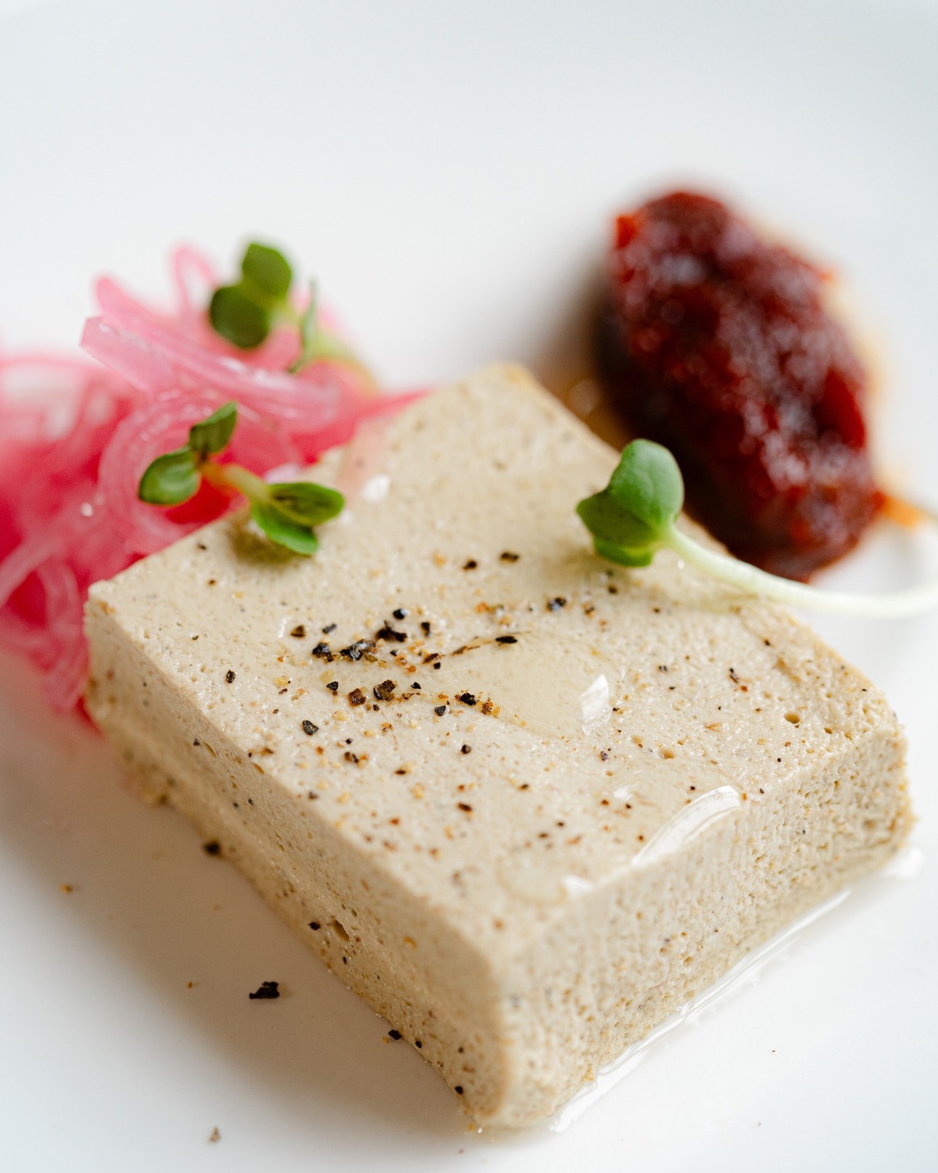 Pate nhum Phú Quốc đúng kiểu Saigonese: béo mượt, thơm vị biển, quệt lên bánh mì chua giòn là mê ngay. Nhum Hòn Một tươi ngon mỗi ngày, thêm chút hành tím ngâm chua nhẹ và mứt ớt Hội An cay cay. Món nhắm khai tiệc “bắt vị” mà khách nào đến tiệm cũng gọi.
----
Phu Quoc sea urchin pate: rich and smooth, with the aroma of the sea, spread on sourdough bread and instantly irresistible. Fresh Hòn Một sea urchin is served daily, with a touch of lightly pickled shallots and slightly spicy Hoi An chili jam. This appetizer “wakes up the taste buds” and every guest who visits the restaurant ends up ordering it.
___
𝗦𝗔𝗜𝗚𝗢𝗡𝗘𝗦𝗘 𝗘𝗔𝗧𝗘𝗥𝗬
129A Trần Hưng Đạo, Dương Đông, Phú Quốc
Tel 0938059650
#seaurchinpate #uni #saigoneseeatery #phuquoc #phuquocisland