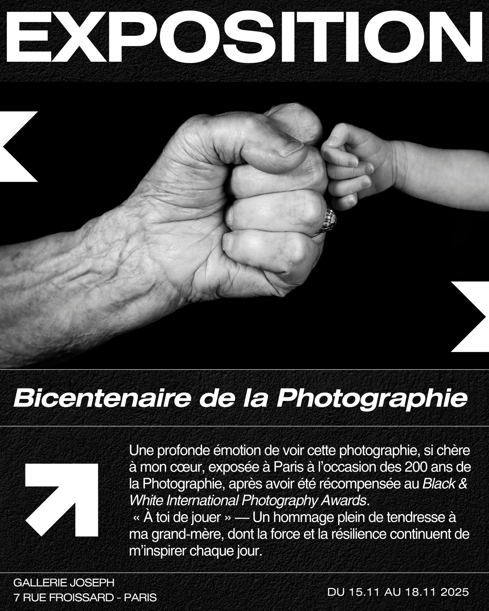 Une profonde émotion de voir cette photographie, si chère à mon cœur, exposée à Paris à l’occasion des 200 ans de la Photographie, après avoir été récompensée au 𝐵𝑙𝑎𝑐𝑘 & 𝑊ℎ𝑖𝑡𝑒 𝐼𝑛𝑡𝑒𝑟𝑛𝑎𝑡𝑖𝑜𝑛𝑎𝑙 𝑃ℎ𝑜𝑡𝑜𝑔𝑟𝑎𝑝ℎ𝑦 𝐴𝑤𝑎𝑟𝑑𝑠.
« À toi de jouer » — Un hommage plein de tendresse à ma grande-mère, dont la force et la résilience continuent de m’inspirer chaque jour.
꧁༺ Elle a 91 ans, il a 3 semaines. Elle a grandi au charbon et prenait son bain dans une bassine, elle allait à l’école, au marché et au bal à pied, elle a appris à écrire avec une plume et un encrier, elle allait à l’église tous les dimanches et récitait l’Ave Maria. Elle a porté le linge au lavoir et fait la lessive dans l’eau glacée en plein hiver, elle a vécu la crise et la guerre mondiale, elle a élevé ses 9 frères et sœurs et travaillé au champ, elle a grandi sans réfrigérateur et utilisé un téléphone à cadran, elle n’a jamais pris de vacances et a toujours fait passer les autres avant elle...
Cette photo représente la force et la puissance de l’histoire, du travail, de l'expérience et des douleurs. Le vécu face à la douceur de cette vie qui s’éveille, la fragilité, l’innocence, l’espoir, l’avenir… ༻꧂
.
.
.
@bnw_photoawards
#bnwphotography #photoawards #fineartphotography #blackandwhitephotography #photoftheday #expophoto #photo #photographie #photographieartistique #photographienoiretblanc #nb #nbphotography #emotion #EmotionalStory #limitededitionphotography #Paris #prixphoto #photoexhibition #artphotography #anniversaire #grandma #grandmother #grandmere