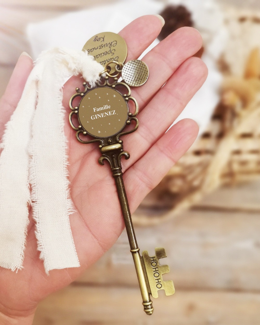✨ La magie de Noël commence à la porte… et jusqu’au sapin ✨
Accroche la clé magique du Père Noël sur la poignée de la porte la veille de Noël, elle lui permettra d’entrer pour déposer tous les cadeaux au pied du sapin 🎅🎁
Personnalisable avec un prénom ou un nom de famille, cette clé devient un joli rituel à ressortir chaque année. Et pourquoi ne pas l’accrocher dans le sapin en guise de décoration ? 🎄💫
Une petite touche de magie à garder précieusement d’une année sur l’autre ❤️
#noel2025 #clemagiqueduperenoel #magiedenoel #ritueldenoel #decorationnoel #suspensionnoel #ideecadeaunoel #cadeaunoelenfant #perenoel #noelenfamille #souvenirdenoel #personnalisation #eshopfrancais #faitmainavecamour #luzetnina #toulouse
⸻