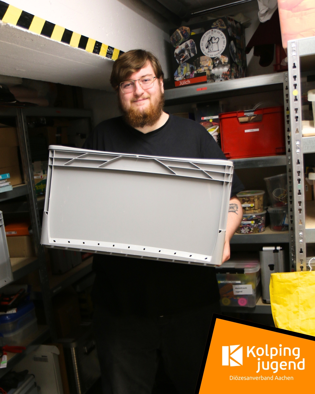 Hallo liebe Kolpinger*innen,
als BFD’ler bin ich bereits 2 Monate für die Kolpingjugend DV Aachen tätig. In dieser Zeit ist viel passiert. Ich designte Social Media Vorlagen, Flyer und andere Dinge für die Öffentlichkeitsarbeit in Canva, habe an Teamsitzungen teilgenommen oder auch mit Tanja eine Ortsgruppe während der Ferienfreizeit in den Herbstferien besucht. Ich habe in meiner kurzen Zeit hier schon vieles gelernt. Derzeit plane ich schon ein eigenes Projekt für die Kolpingjugend. Das Projekt ist noch in den frühen Formen der Planung, jedoch kann ich garantieren, dass es spannend wird. Ich arbeite gerade unter anderem an Entwürfen für Sticker. Ihr könnt also bald mit Stickern für das Kolpingwerk und die Kolpingjugend Aachen rechnen. Ich beschäftige mich mit eigenen Projekten für die Kolpingjugend und arbeite im normalen Büro-Alltag mit. Auf die nächsten 10 Monate freue ich mich.
Gruß, Arno #zusammenlebenstärken #kolpingjugendaachen #kolping #kolpingjugend #sozialearbeit #BFD #kolpingjugend_dvaachen #bfd #bundesfreiwilligendienst #kolpingjugenddvaachen #social #kolpingjugend_dv_aachen #dvaachen #Jugend