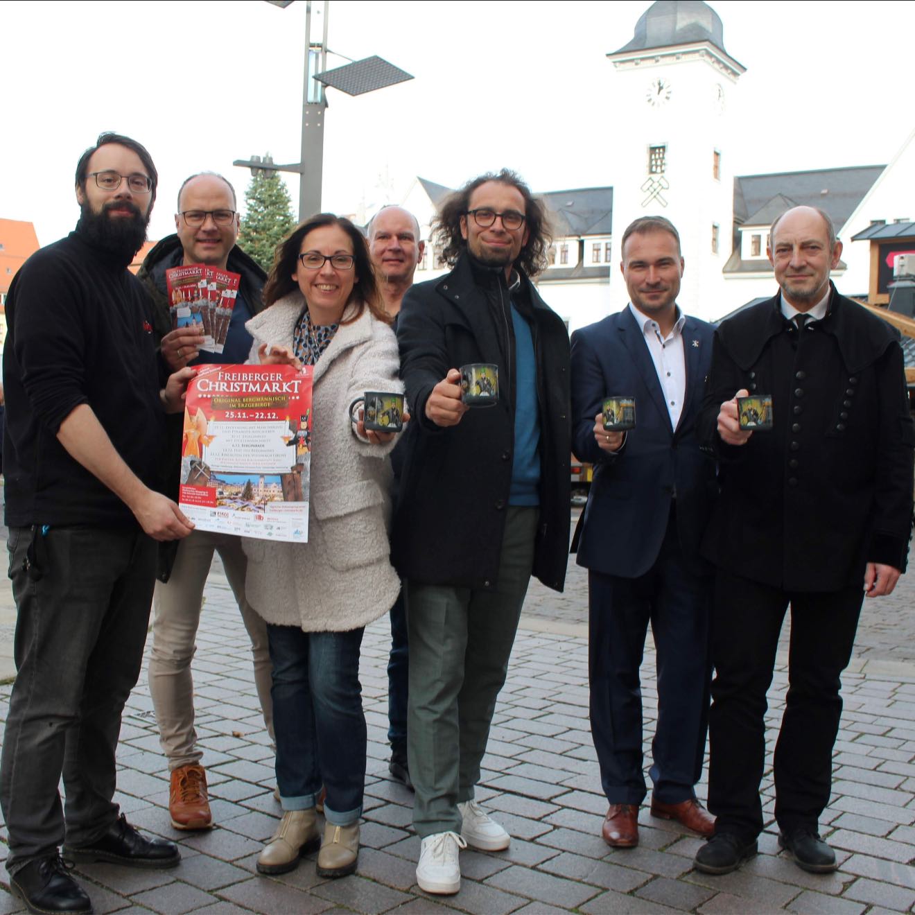 Nur noch wenige Tage, dann wird am 25. November einer der schönsten Weihnachtsmärkte eröffnet, der
34. Freiberger Christmarkt. Kaum zu glauben, was unsere Silberstadt Freiberg in den nächsten Tagen wieder auf die Beine stellt.
28 Tage lang erwarten uns bergmännische Traditionen, über 80 gestaltete Hütten, regionale Leckereien, Glühwein, erzgebirgische Volkskunst und ein stimmungsvolles Programm für alle Generationen.
Heute haben wir mit unseren Partnern das Programm vorgestellt. Einige Höhepunkte sind:
🎅🏻die große Eröffnung mit Märchenzug und Pyramide-Anschieben am 25. November
👨🍳das Stollenfest am 1. Advent (30. November) mit Riesenstollen von der Bäckerei Illgen GmbH.
⚒️die Bergparade der Hfbhk_freiberg im Fakelschein am 6. Dezember
⚒️das Fest des Bergmanns mit kleinem Bergaufzug am 14. Dezember
🛍️ Weihnachtsshopping an zwei verkaufsoffenen Sonntagen am 1. und 3. Advent mit Gratis-Glühwein-Aktion (ab 20 Euro Einkaufswert)
🎶🎅🏻 Bühnenprogramm mit großen und kleinen Künstlern
🧶🎄Kreative Angebote in der kleinen Bergwerkstatt oder beim Adventsprogramm im Stadt- und Bergbaumuseum
Ab morgen, dem 14. November, könnt ihr euch das neue Christmarkt-Sammel-Dippl schon vorab in der Tourist-Information sichern – in diesem Jahr zeigt es das Gewerk des Jahres: den Häuer. ⛏️⚒️
Die Weihnachtszeit in Freiberg und im Erzgebirge ist einfach die schönste Zeit des Jahres. Ich freu mich sehr darauf.