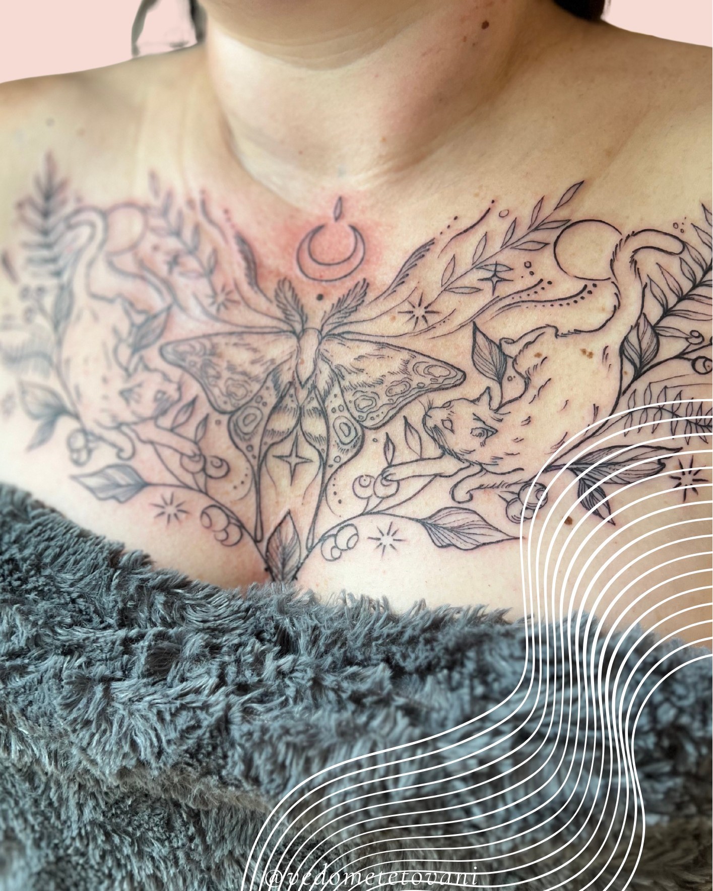 Ráda bych se vrátila k tetováním, které bych ráda měla na zdi a které zapadly v reelskách. Chvíli jsem se v tom snažila najít, ale není to prostě moje takže hezky a zpátky ke statice a sdílení řádků, které mi jdou přirozeně a nemusím se v tom nikam nějak štelovat.
Ono hledat svůj styl na sítích je asi tak stejná cesta, jako hledat to v tetování, tam mi to trvalo několik prvních let než si to sedlo... U sítí se se mi zdá, že si to ještě pořád sedá a na tomto profilu stále ještě hledám to svoje jak to pojmout, abych mohla přinést to, co v tetování vnímám a o čem se nemluví.
To, co se těžko nedá slovy někdy popsat a jenom se to děje.
Ta každá zkušenost s vámi, která je tak naprosto jedinečná, stejně jako příběh vašeho života sám.
...
Občas od vás slýchám věty typu:
Vybrala sem si Tě protože chci od tetování něco víc, než jen přijít do studia a být jménem v diáři...
Vybrala sem si Tě, protože vím, že to téma uneseš. (ANO, troufám si říct, že unesu jakékoliv téma, které s vámi přichází)
Vybral/a sem si Tě protože se mi líbí, tvůj jedinečný přístup, který propojuje přesah s estetikou...
Důvodů, proč si vybíráte právě mě je spoustu a každý má ten svůj...
Já někde věřím, že už jste si mě vybrali dávno před tím, než jste si to uvědomili...
#vedometetovani