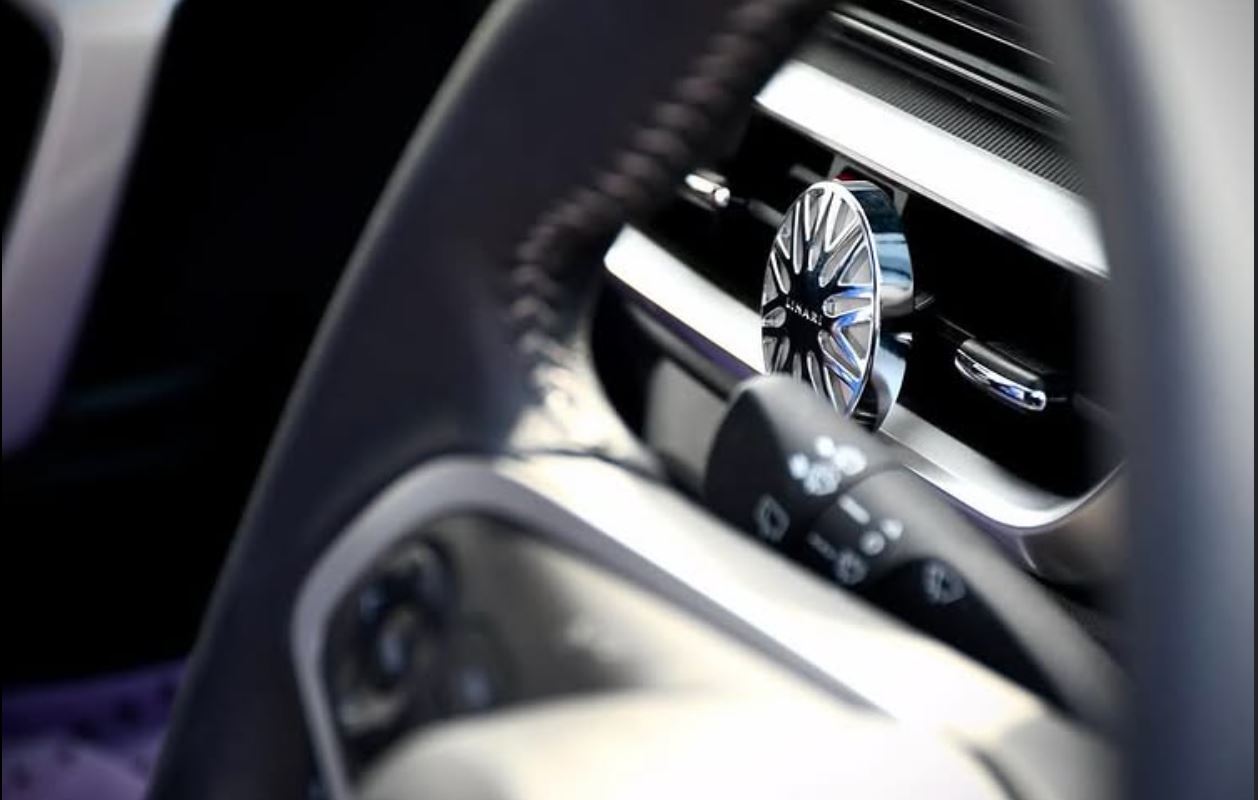 La fragranze per auto Linari uniscono il design elegante a un profumo raffinato. Lâesclusivo diffusore a forma di stella, ispirato ai raggi delle ruote, si aggancia alla bocchetta dellâaria e rende ogni viaggio unâesperienza unica.
Cambiare la fragranza con le stagioni permette di creare ambienti sempre nuovi, trasformando lâauto in un luogo di benessere e stile.
Scopri lâarte del viaggio sensoriale con Linari Car Fragrance!
đđđđđ đđđđđđ đđđđđ - đđȘđŽđ”đłđȘđŁđ¶đ”đ°đł đąđŻđ„ đđ„đ·đȘđŽđ°đł
đđȘđ€đ©đŠ đđąđłđ§đ¶đź - đđŹđȘđŻ đ€đąđłđŠ - đđ°đźđŠ đ§đłđąđšđłđąđŻđ€đŠđŽ - đđłđąđŻđ„ đđčđ±đŠđłđȘđŠđŻđ€đŠ - đđ¶đŽđ”đ°đźđȘđŽđŠđ„ đ±đłđ°đ„đ¶đ€đ”đŽ
.
.
.
#Linari #CarFragrance #Cielo #LuxuryLifestyle #OmniaLuxuryTrade