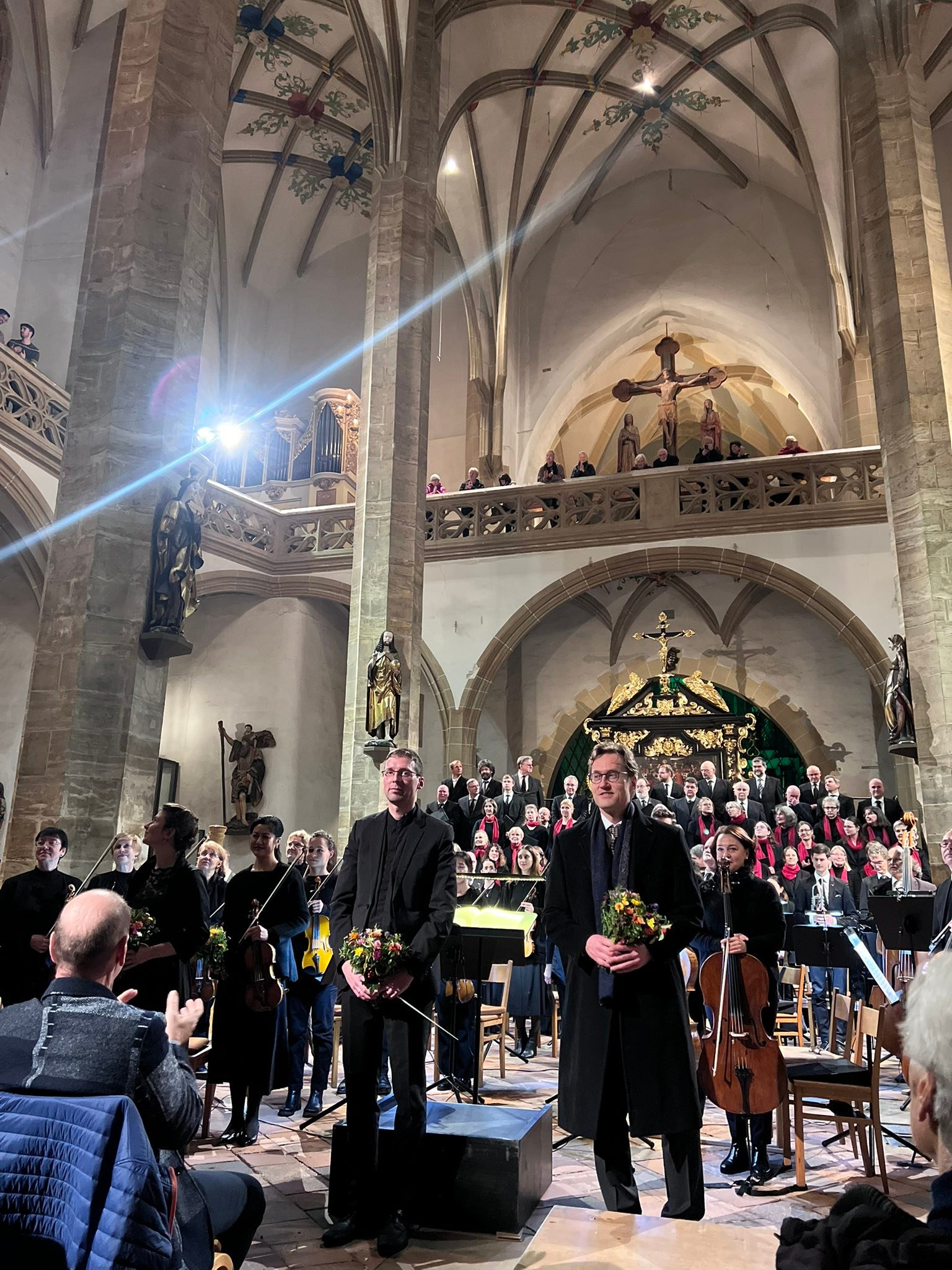 Manchmal erlebt man Momente, die man so schnell nicht vergisst – und genau so ein Moment war dieses heutige Konzert im Freiberger Dom.
Im vollbesetzten Dom boten Marie Hänsel (Sopran), Birger Radde (Bariton), der Freiberger Domchor und die Philharmonie unseres Mittelsächsisches Theater unter der Leitung von Petrikantor Clemens Lucke eine gewaltiges und eindrucksvolles musikalisches Erlebnis. Großartig was unsere Kulturstadt Freiberg zu bieten hat! 🩶⚒️🎶🎺