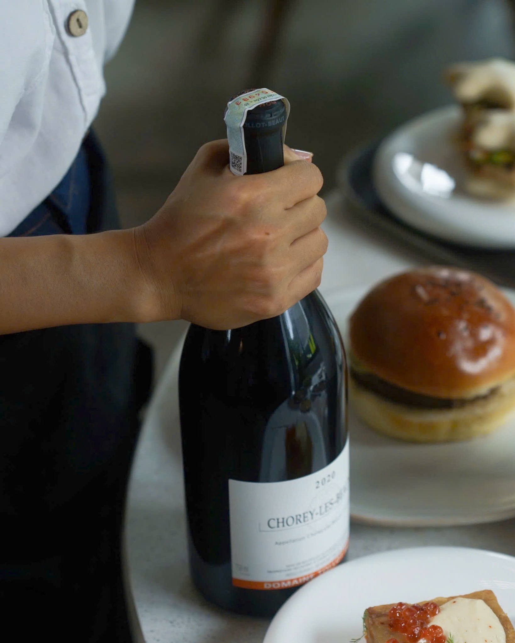 Chorey-Les-Beaune – một Burgundy nhẹ nhưng đầy duyên.
Pinot Noir với hương dâu rừng, cherry và chút đất ẩm rất đặc trưng. Vị mềm, thanh, trôi êm và để lại hậu vị ấm nhẹ.
Rất hợp với các món nướng than của Saigonese: bò, cá béo hay rau rừng. Một chai Burgundy dễ uống, hợp với những buổi tối dating lãng mạn.
___
Chorey-Les-Beaune - a light yet charming Burgundy.
Pinot Noir with wild berry, cherry, and subtle earthy aromas. Soft, fresh, smooth, with a gentle warm finish.
Pairs with Saigonese’s charcoal grilled beef, fatty fish, or forest greens. An easy drinking Burgundy, perfect for romantic evenings.
___
𝗦𝗔𝗜𝗚𝗢𝗡𝗘𝗦𝗘 𝗘𝗔𝗧𝗘𝗥𝗬
129A Trần Hưng Đạo, Dương Đông, Phú Quốc
Tel 0938059650
#choreylesbeaune #Burgundy #saigoneseeatery #phuquoc #phuquocisland