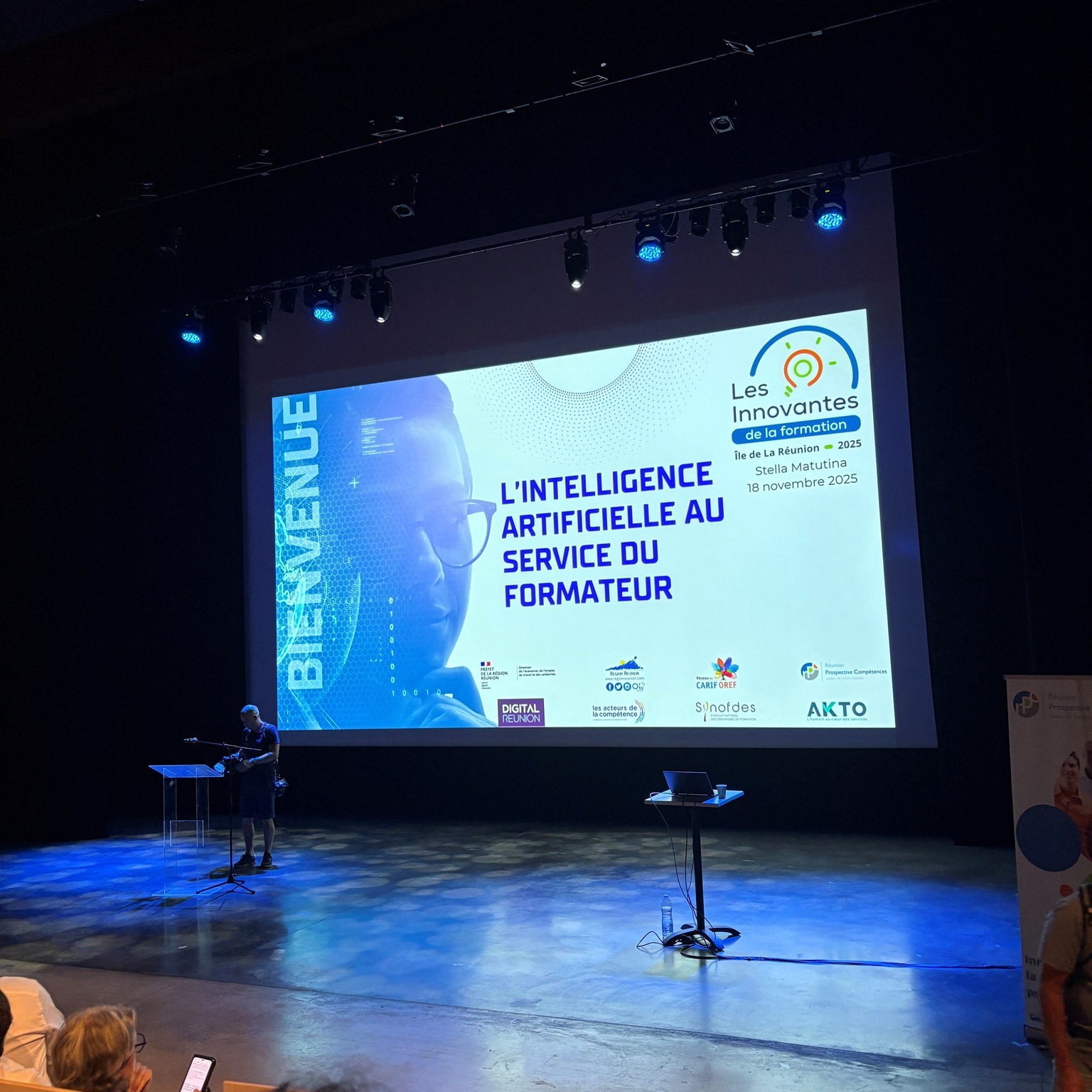 ✨ Une journée qui résume tout ce que j’aime dans mon métier : apprendre, rencontrer, transmettre… et me laisser surprendre. ✨
🧠 Matinée – Les Innovantes 2025
Plonger dans l’IA au service du formateur, réfléchir à nos pratiques de demain… et utiliser moi-même l’IA pour écrire ce post 😄
Un moment inspirant, rythmé par l’expertise de Youri Minne et magnifié par le cadre du Musée Stella Matutina.
Une vrai joie de partager ça avec Claudie ✨
💫 Parenthèse perso
Retrouvailles express avec Florent tout juste rentré d’Espagne.
Douche, changement de tenu, make up… et c’est reparti !
🌅 Soirée – Femmes du MEDEF
Une ambiance différente, la même vibration humaine.
Merci Joëlle, Delphine, Virginie, Franziska, Shenaz, Alicia, Katy, Sandrine, Mapy... et toute l’équipe pour cette soirée riche, fluide et profondément inspirante.
Ce que je retiens :
La technologie ouvre des portes.
L’humain leur donne un sens.
Et c’est dans ce duo que je trouve ma place. ✨