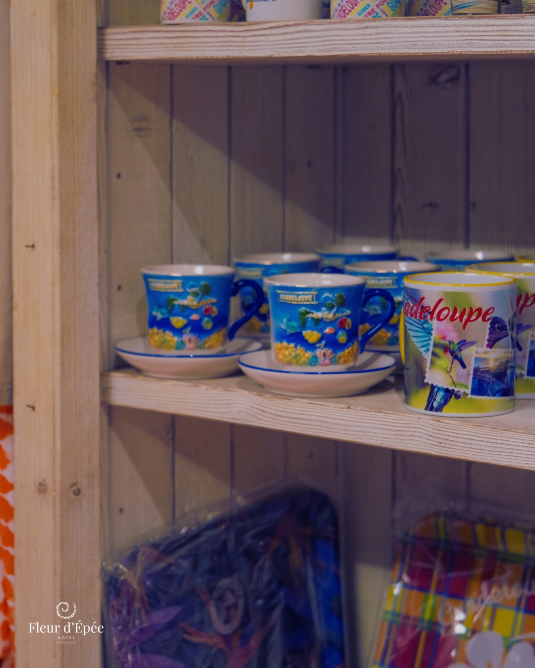 Un petit bout de Guadeloupe à emporter…
Dans notre boutique Métissée, il y a des tasses qui racontent une histoire : celles de nos couleurs, de notre culture, de nos artisans qui façonnent avec passion des souvenirs uniques.
Que vous soyez de passage ou déjà amoureux de l’île, ces créations locales sont faites pour prolonger un peu la magie du séjour… même autour d’un café.
Passez à la boutique voir Katia et son équipe ....et découvrez toutes les pépites artisanales !
#artisanat #souvenirsdeguadeloupe #boutiquehotel #hotelfleurdepee #createurslocaux