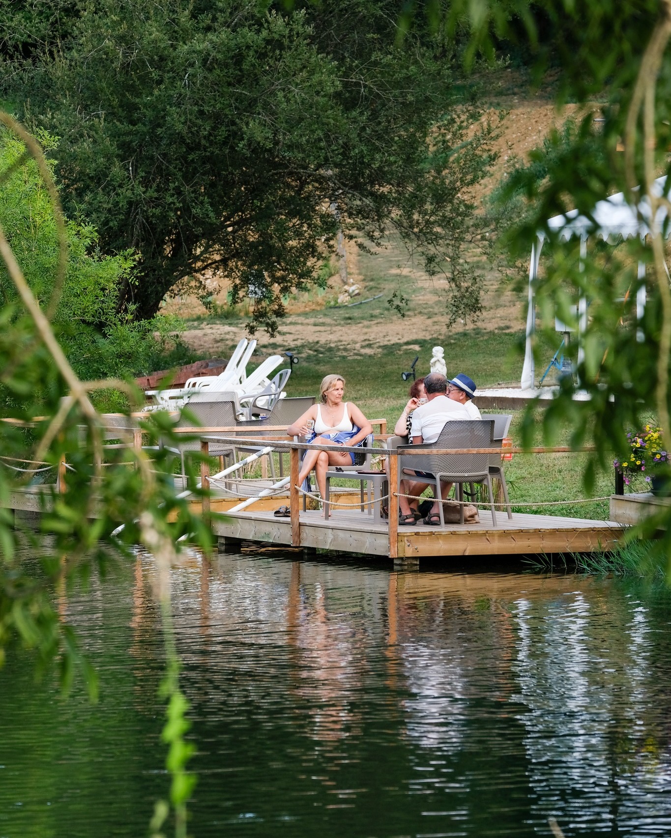 Heb jij je vakantie voor 2026 al geboekt? 😍🧡
Misschien lijkt het nog ver weg maar de mooiste momenten beginnen met iets om naar uit te kijken.
Stel je voor: Je geniet op onze apero-terrasjes in de zon, met een fris drankje in de hand en zicht op het meer dat zachtjes schittert. en jij voelt het: dit is vakantie zoals het hoort te zijn. Dát is Camping Les 2 Lacs. 🥰
Wil je zeker zijn van jouw ideale plaats? Reserveer nu jouw vakantie voor 2026 en leg meteen een zomer vol rust, natuur en plezier vast. 🌳🌻🧡