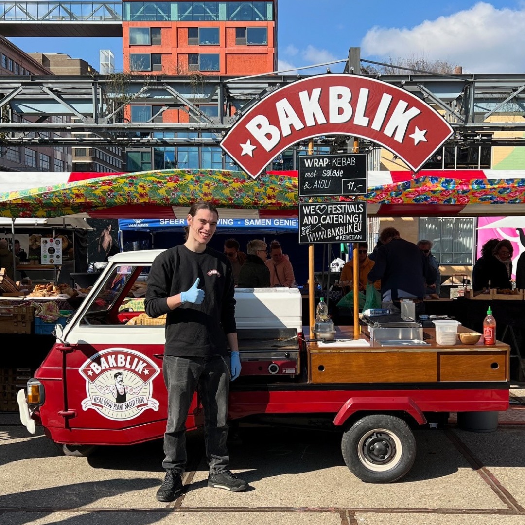 REVOLUTION CALLING!
Yeah! Vrijdag 21 en zaterdag 22 november staan we weer in het Klokgebouw Eindhoven, bij Europe’s loudest hardcore punk festival: @revolutioncallingfest! Wij zijn erbij met onze TukTuk vol kebabwraps en kimchi smash burgers. Kom langs! Voor vrijdag zijn nog tickets beschikbaar.