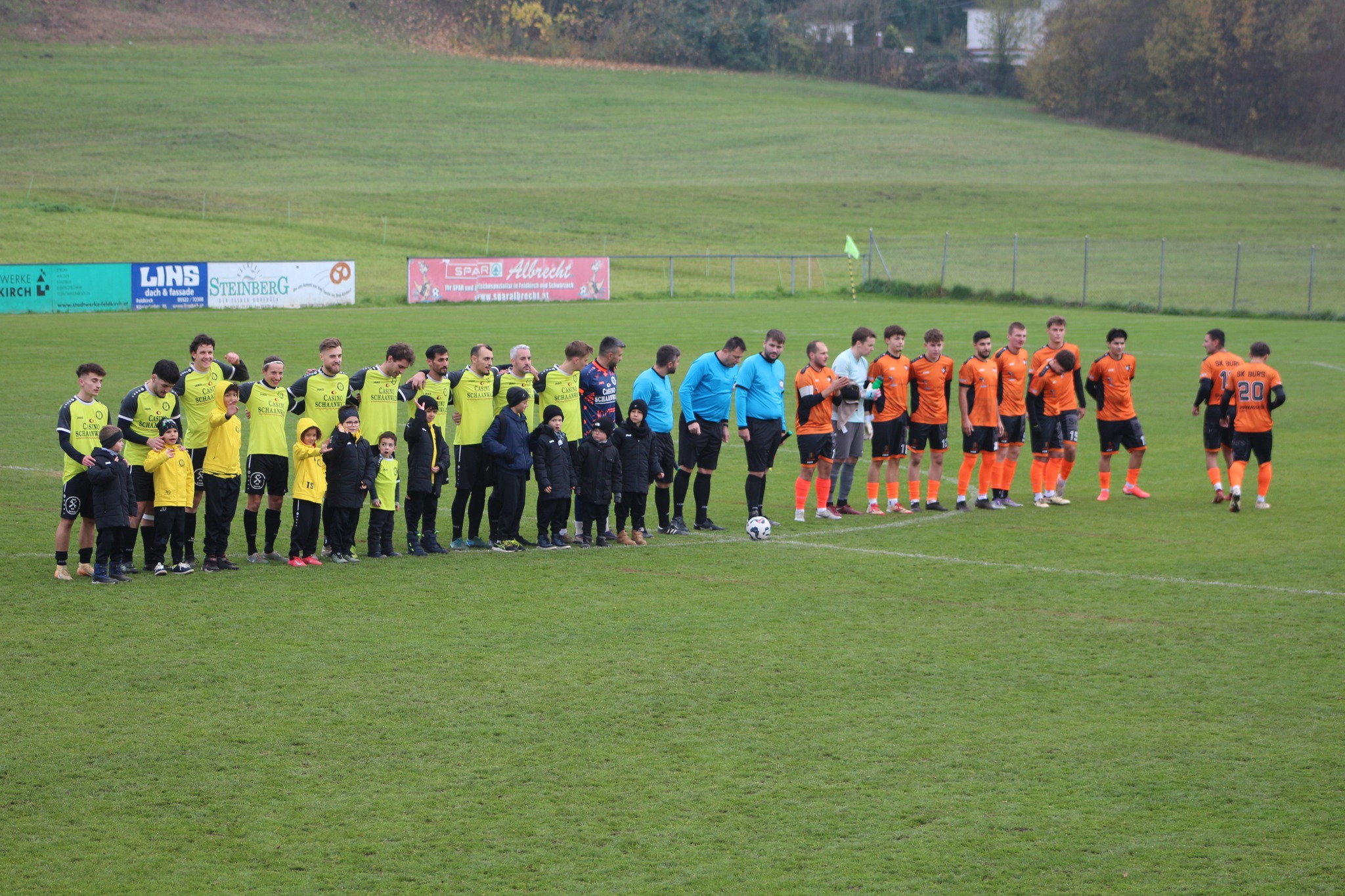 🔥 Heimsieg + Tabellenführung = HERBSTMEISTER 🔥
Was war das bitte für ein Abschluss?! 😏
5️⃣:2️⃣ gegen den SK Bürs – und wir setzen uns damit ganz lässig an die Tabellenspitze! 🏆🍂
Die Jungs haben nochmal alles rausgehauen – Tore, Action, Emotionen und ne Portion Wahnsinn obendrauf 😜⚽
So macht Fußball Spaß! 💥
Danke an alle Fans für die mega Stimmung – ihr seid einfach Gänsehaut pur! 🙌❤️
Jetzt heißt’s: Füße hoch, Herbstmeister-Feeling genießen und kurz durchschnaufen 🍻🔥
#Heimsieg #Herbstmeister #Tabellenführer #TisisOnFire #nurdersc