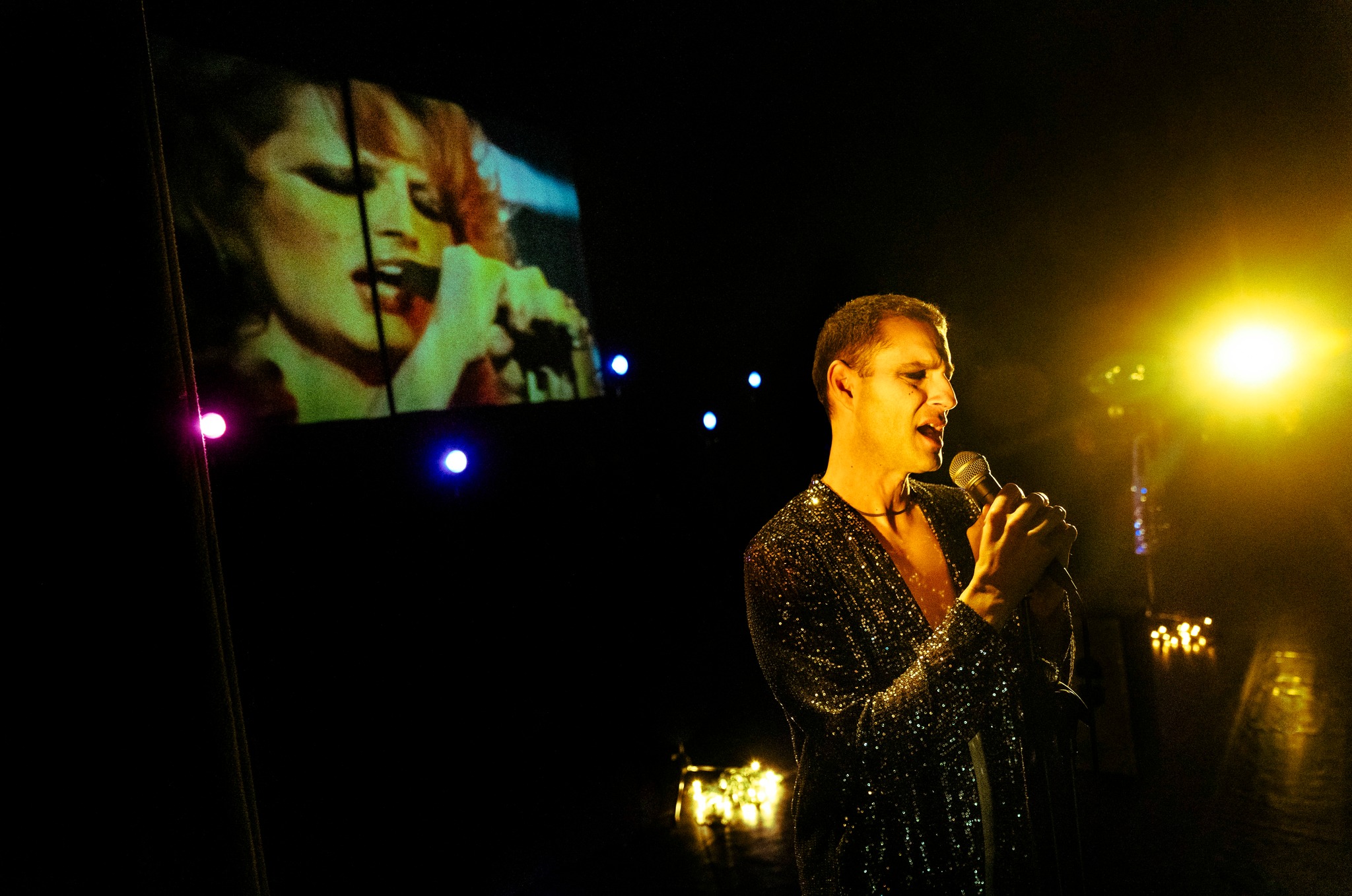 Perdere la capacità di sognare significa far morire una parte di sé. 𝐕𝐎𝐑𝐑𝐄𝐈 𝐔𝐍𝐀 𝐕𝐎𝐂𝐄 di Tindaro Granata celebra la forza dell’amore, la libertà di espressione della propria anima e del proprio corpo. Uno spettacolo nato attraverso un laboratorio teatrale con le detenute della Casa Circondariale di Messina che porta a 𝔻𝕀𝕍𝔼ℝ𝔾𝔼ℕℤ𝔼 – 𝔸𝕕 𝔸𝕝𝕥𝕒 𝕍𝕠𝕔𝕖 la grande musica di Mina.
📍 Lunedì 15 dicembre ore 20.45
🎭 Auditorium Melotti – Rovereto
🔗 Biglietti https://www.liveticket.it/evoeteatro
Con la collaborazione di @csc_trentino