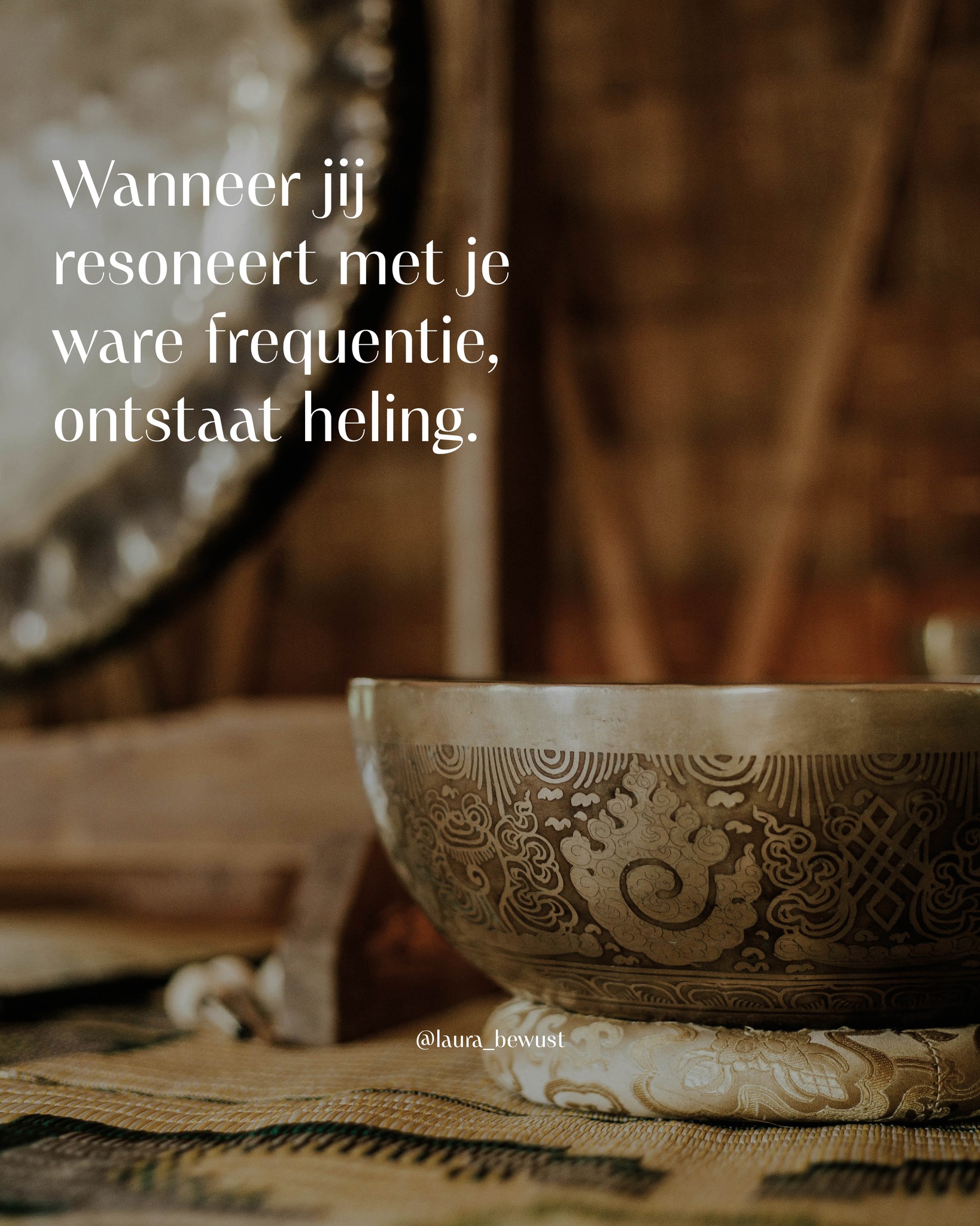 Weet je wat ik grappig vind? Dat juist de mensen die élke dag blindelings vertrouwen op de onzichtbare kracht van Wi-Fi voor hun werk, communicatie en entertainment vaak denken dat energie, frequenties en vibraties mystieke onzin zijn.
Als ze met een microscoop naar zichzelf konden kijken zouden ze zien dat je als mens constant aan het vibreren bent. Elke cel. Elk atoom. Elk stukje van jou zendt een frequentie uit.
Dat is allesbehalve zweverig. Dat is natuurkunde.
Alles is energie, trilling en frequentie. En jij bent daarop afgestemd – bewust of onbewust.
Je voelt het dagelijks, ook als je er geen woorden aan geeft:
➳ de klik met de ene persoon, de weerstand bij de ander.
➳ een ruimte waarin je tot rust komt, of juist wordt leeggezogen.
➳ muziek die je in flow brengt, of juist totaal overprikkeld.
Daarom werkt soundhealing bijvoorbeeld ook zo krachtig: Een klankschaal, een gong of een specifieke toon raakt direct je energetisch systeem. Niet via denken, maar via trilling. Je cellen resoneren mee met de harmonische frequentie en dat helpt je systeem herinneren wat balans, rust en heling is.
Vorig jaar ervaarde ik dit zó diep tijdens een soundhealing bij @pyramidsofchi in Ubud, Bali. De ruimte, de stilte, de trillingen die door mijn lichaam gleden - het voelde alsof iets ouds in mij werd losgetrild. Zonder woorden. Zonder uitleg. Alleen via energie.
“We’re vibing” is dus geen loze uitspraak. Het is letterlijk wat er gebeurt wanneer jouw frequentie synchroon loopt met die van een ander, een plek, een klank. Jij bént muziek. Een levend orkest van trilling en bewustzijn.
En hoe zuiverder jij afgestemd bent op je ware zelf, hoe krachtiger je kunt mee vibreren op de frequentie van rust, liefde, overvloed en heling.
En dat is precies waar ik jou bij help met de kracht van bewustzijn: weer afstemmen op je eigen unieke trilling, zodat het zelfhelend vermogen weer kan gaan stromen.
Je bent altijd afgestemd, alleen de vraag is: Ben jij je bewust van waar je op afgestemd bent?
#frequentie #soundhealing #trilling #zelfheling #energie #frequenties #vibraties #bewustzijn #holistischleven #vibration #resonantie #balans #rust #heling