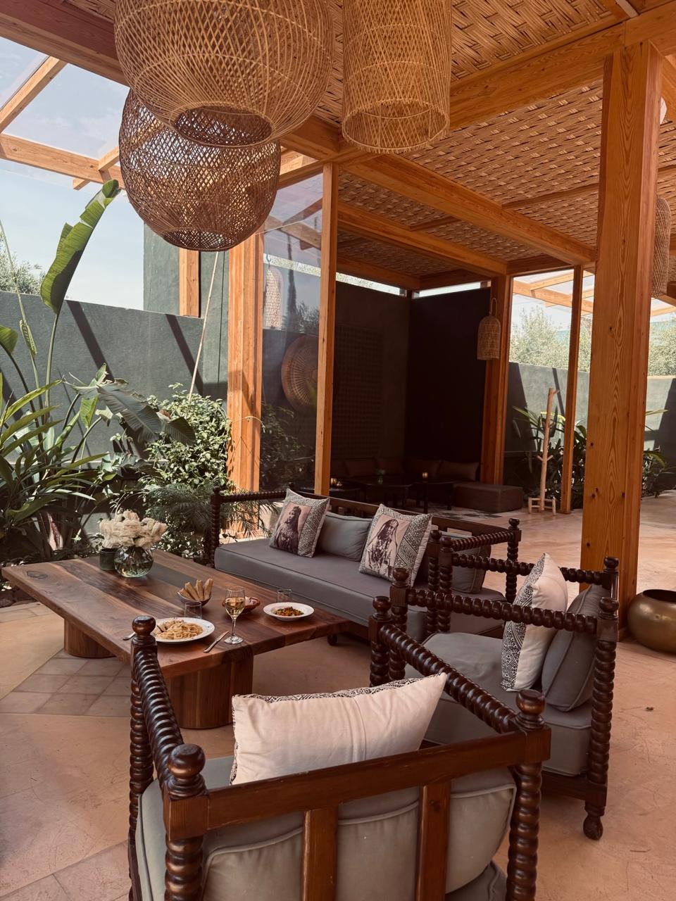 Mood déjeuner cozy sur notre terrasse, entre soleil, douceur et gourmandise. ☀️🌿
#dejeuner #mooddujour #domainedetam #tameslohte #marrakech #morocco #hotelmarrakech #maisondhotes #holiday #lifestyle #bythepool #travel #marrakechgetaway #picoftheday