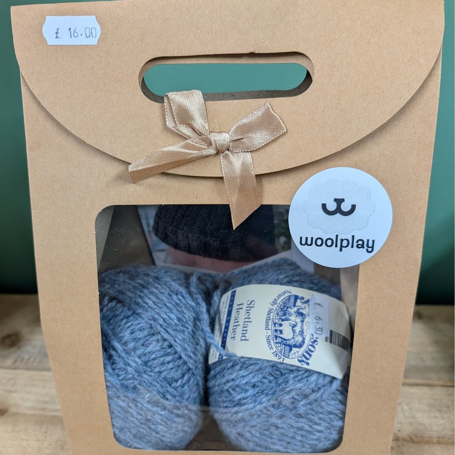 With the weather set to change, I've made another aran hat kit, this time in Shetland Heather Aran. You can either make the hat yourself or it makes a great mid price gift for Christmas. Kits come with or without needles and in a range of colours.
It's available on line and at the studio and will be available at the Christmas market next weekend at Hintlesham Hall
#giftingideas #christmasideas #shetlandwool #knittinginspiration #sustainablefashion #LoveWool .#suffolkcountychristmasfair