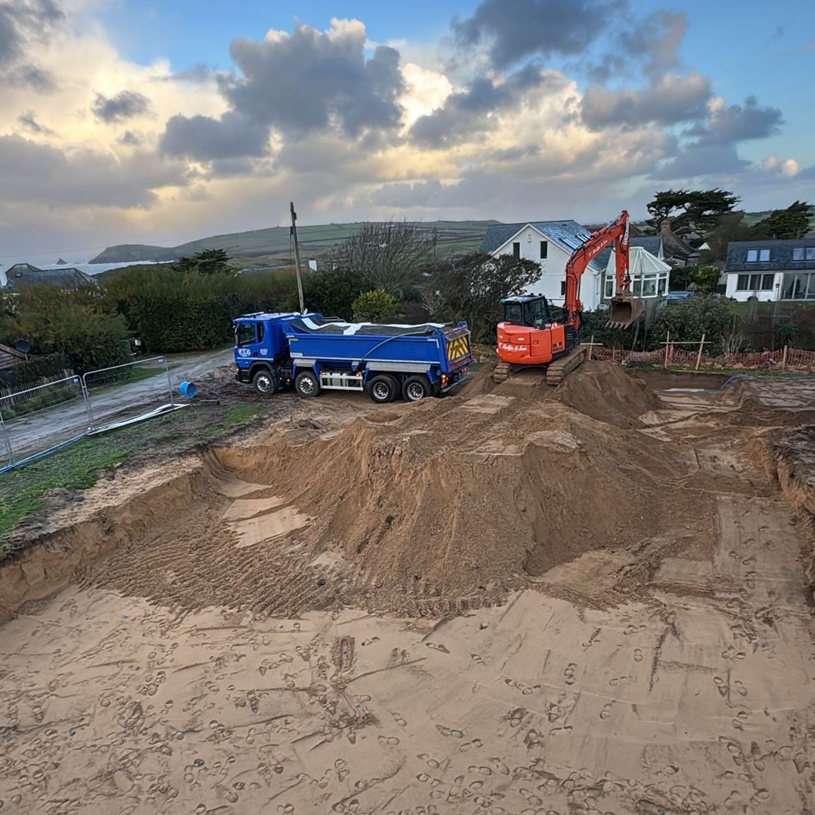 What a difference a couple of weeks makes. This bungalow site in North Cornwall has been demolished by @dsw_group_ltd and removed, ready for piling works to commence shortly. The replacement home, designed by @atelier3ltd, will be constructed by the fabulous @key.build, who currently seem to be on site attempting the world record for the construction of the world's largest sandcastle. Keep digging!
#cornwall #cornwallhomes #architecture #construction #contractadministration #quantitysurveying #RICS #lovesurveying #constructionmanager #selfbuild #selfbuilding #homebuilding #newbuild #housebuild #houseproject #modernhome #home #newhome #dreamhome #luxury #luxuryaccommodation #coastalproperties #seasidehomes #coastalliving