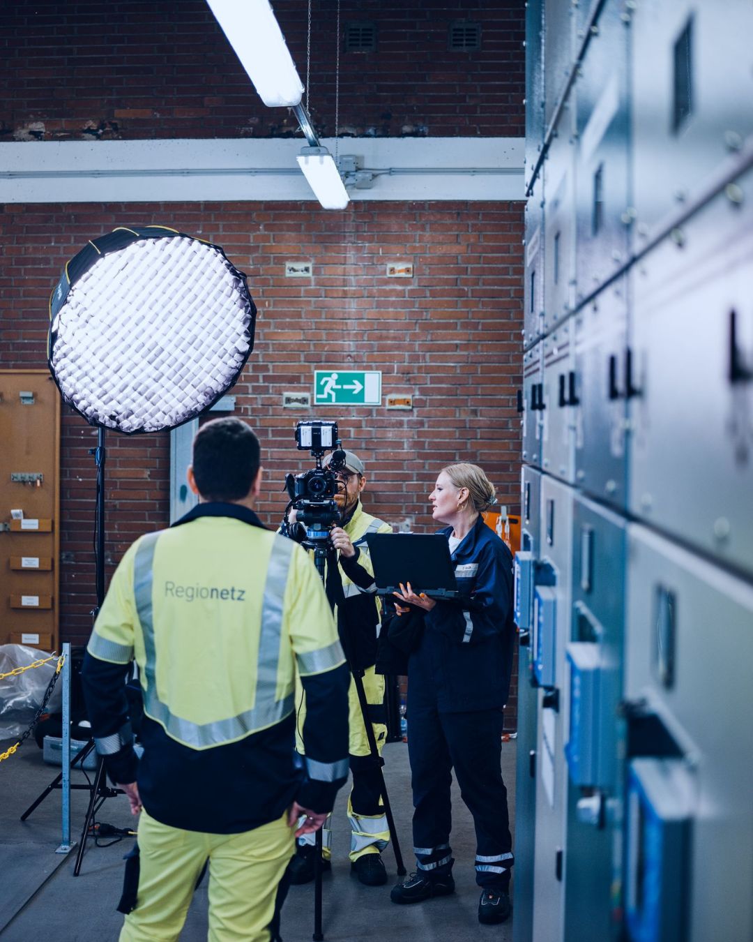 Ein paar Eindrücke von unserem Drehtag bei @regionetz_gmbh 🎬✨
Fachliche Kompetenz, gute Laune – und Pizza. 🍕⚡
Danke an alle Beteiligten für die professionelle und angenehme Zusammenarbeit.
Wenn ihr das fertige Video noch nicht gesehen habt — unbedingt reinschauen 🎥👇
#GSBGruppe #Regionetz #energieneugedacht #elektrotechnik #rommerskirchen