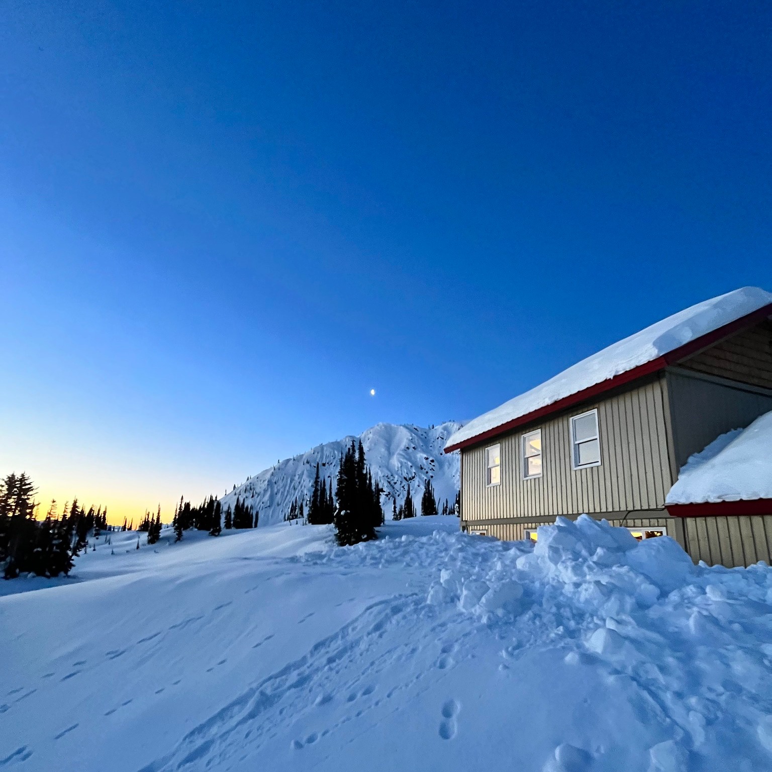 We have 1 SPOT left for our entire season. Do you want to come check out @goldenalpineholidays Meadow Lodge with us on Jan 30th?
Get in touch if this is something that you might be into!
#lodge #lodgelife #backcountry #BackcountryVibes #backcountryskiing #backcountrysnowboarding