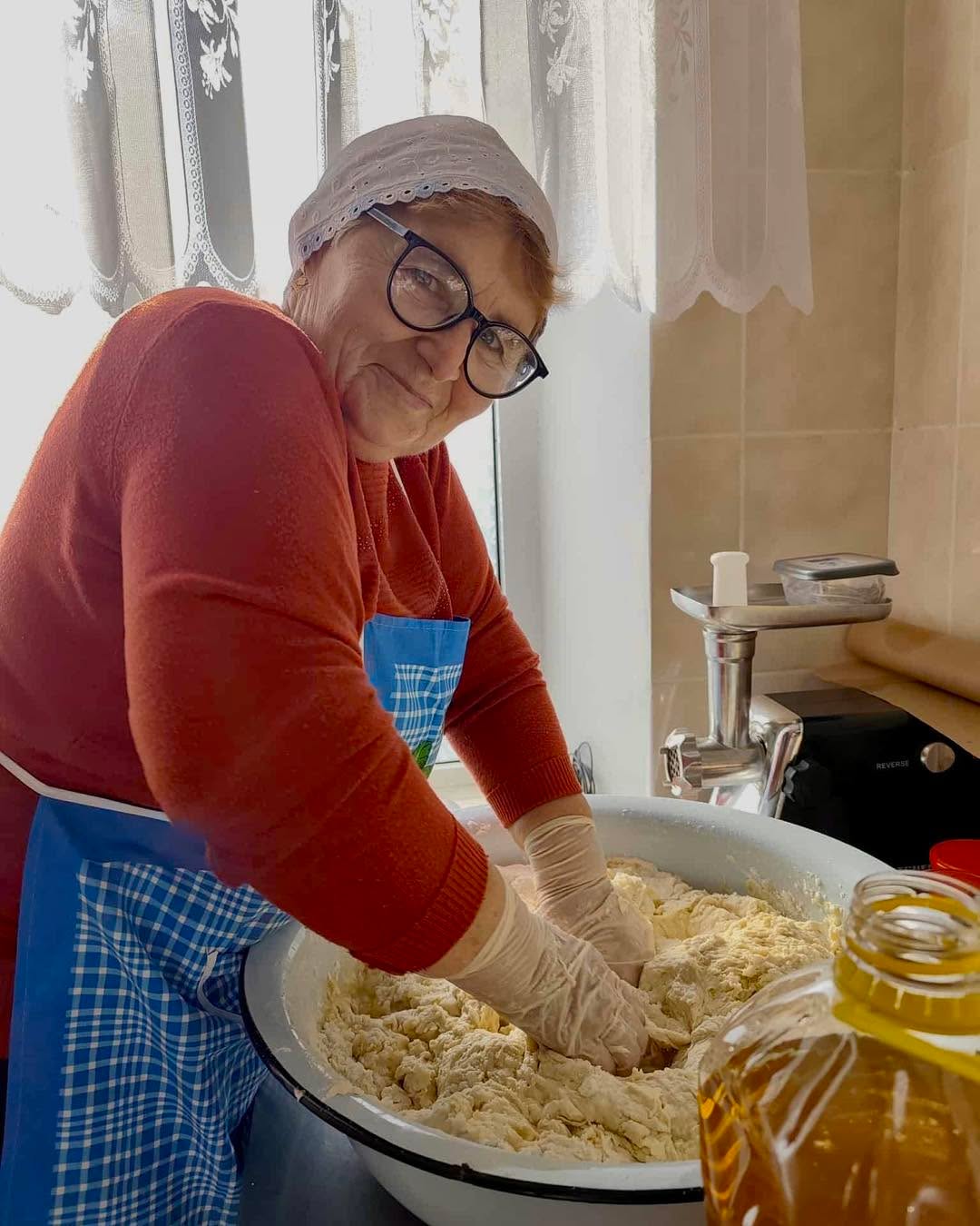 Plăcinte tradiționale – gastronomia care unește generații 🥧
Săptămâna aceasta, în comuna Brînzenii Noi, raionul Telenești, comunitatea a trăit o zi plină de emoții, tradiție și căldură omenească, în cadrul programului „Femeile Moldovei Revin Acasă”, coordonat în raion de doamna Banari Mariana. 🌾
Participanții, membri ai grupului de seniori activi, profesori și elevi, au frământat, au copt și au împărtășit plăcinte calde, redând atmosfera autentică a tradițiilor noastre și bucuria gesturilor făcute din inimă. Au modelat împreună chiar și un hulub al Păcii, simbol al armoniei și al legăturii dintre generații. 🤍
Activitatea a fost realizată în cadrul proiectului implementat de Femeile Moldovei și susținut de GIZ Moldova, creând o experiență în care tradiția, învățarea și colaborarea au unit oameni de toate vârstele.
Plăcintele calde au ajuns și la câțiva vârstnici din localitate, aducând zâmbete, emoții și recunoștință în casele lor. 😊
A fost o zi în care tradiția a prins din nou viață, iar comunitatea a demonstrat încă o dată cât de puternice pot fi legăturile create prin gesturi simple, dar pline de suflet. ❤️
#FemeileMoldovei #RevinAcasa #telenesti #FemeiCarelnspira #GIZMoldova
#CurajulDeAFiAcasa