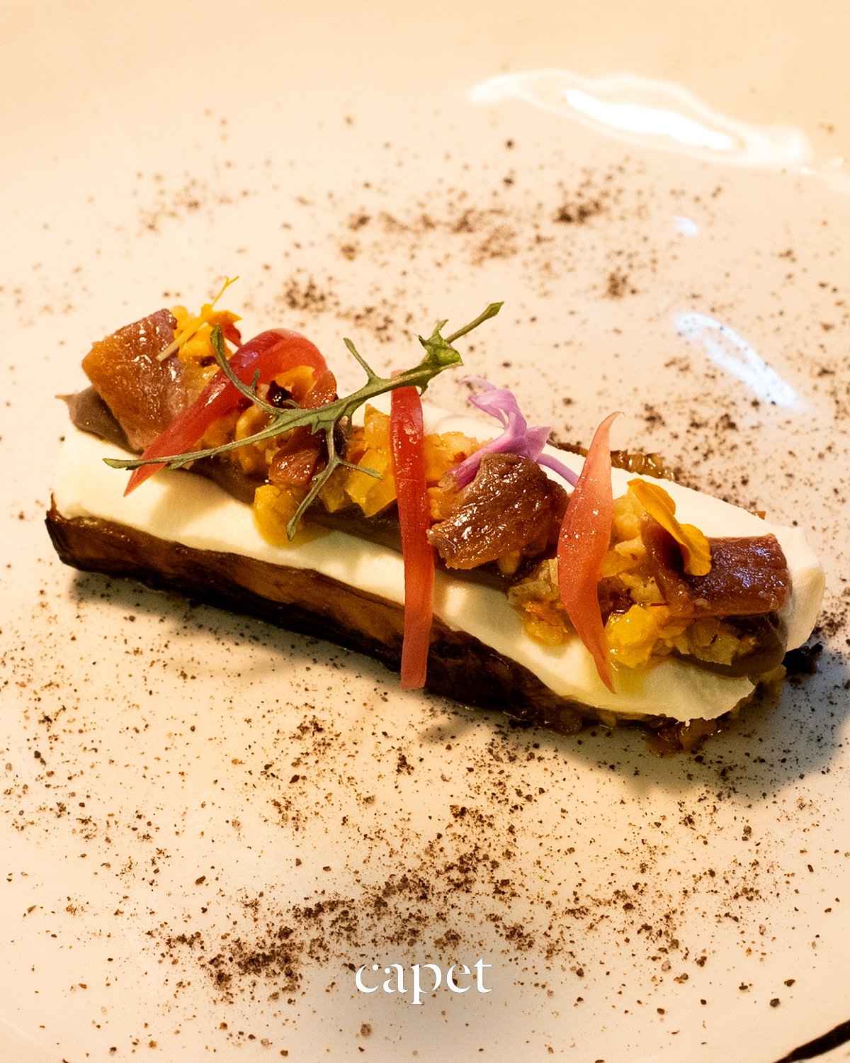 Berenjena asada con ricota casera, anchoa, avellana y limón marroquí.
Berenjena asada hasta quedar tierna, acompañada de ricota casera suave. La anchoa aporta profundidad salina, la avellana suma crujiente y el limón marroquí da un toque aromático y fresco. Un plato limpio y equilibrado.
🔗 Reserva fácilmente desde el enlace en nuestra bio
📍 Carrer del Cometa, 5, Ciutat Vella, 08002 Barcelona
📞 937 20 44 21
#capetrestaurante #barcelonarestaurants #cocinahonesta #temporadaencapet #restaurantesbarcelona #guíamichelin #cocinadeautor #cocinatecnica #productolocal #barriogotic