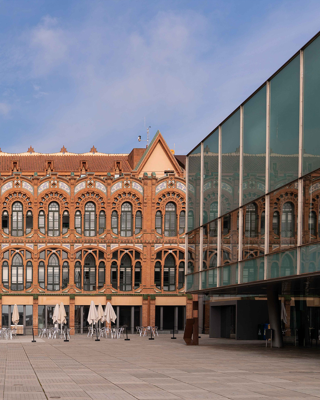🪐 ¡Hoy os recomendamos visitar el CosmoCaixa!
📍 A menos de 40 minutos en transporte público desde #INOUTHostel.
El CosmoCaixa es uno de los museos de ciencia más fascinantes de Barcelona: un espacio donde la curiosidad se convierte en descubrimiento. 🔭✨ Podrás adentrarte en su icónico Bosque Inundado, explorar salas interactivas que te harán entender cómo funciona el mundo, y disfrutar de exposiciones que combinan ciencia, naturaleza y creatividad.
Es un lugar perfecto para dejarte sorprender, aprender jugando y reconectar con el espíritu explorador que todos llevamos dentro. 🌿🔬
Además, el CosmoCaixa promueve un acceso inclusivo y educativo para visitantes de todas las edades, convirtiéndose en un espacio culturalmente enriquecedor para toda la ciudad. 💜
Desde INOUT Hostel, celebramos museos que, como este, acercan la ciencia a todo el mundo de forma divertida y accesible.
📌 Inclúyelo en tu ruta por Barcelona. Ciencia, naturaleza y maravilla… ¡muy cerca de nuestro hostel!
📸@cosmocaixa / Oleg Prachuk
***
🪐 Today we’re recommending a visit to CosmoCaixa!
📍 Less than 40 minutes away by public transport from #INOUTHostel.
CosmoCaixa is one of Barcelona’s most fascinating science museums, a place where curiosity turns into discovery. 🔭✨ Wander through the iconic Flooded Forest, explore hands-on exhibitions that reveal how the world works, and enjoy immersive spaces that blend science, nature, and creativity.
It’s the perfect spot to be amazed, learn through play, and reconnect with the explorer within. 🌿🔬
CosmoCaixa also promotes inclusive and accessible learning for visitors of all ages, making it a culturally enriching space for everyone. 💜
At INOUT Hostel, we celebrate museums that bring science closer to people in a fun and meaningful way.
📌 Add it to your Barcelona itinerary. Science, nature, and wonder… just a short trip from our hostel!
📸@cosmocaixa / Oleg Prachuk
___
#INOUTHostel #Cosmocaixa #Barcelona #Patrimonio #TurismoInclusivo #CulturaConValores