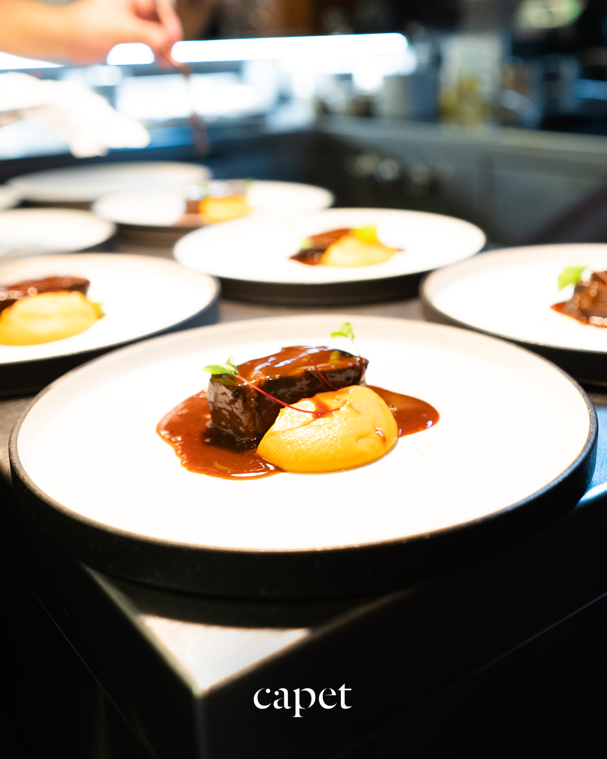 Carrillera de ternera con cremoso de zanahoria
🔗 Reserva fácilmente desde el enlace en nuestra bio
📍 Carrer del Cometa, 5, Ciutat Vella, 08002 Barcelona
📞 937 20 44 21
#capetrestaurante #barcelonarestaurants #cocinahonesta #temporadaencapet #restaurantesbarcelona #guíamichelin #cocinadeautor #cocinatecnica #productolocal #barriogotic