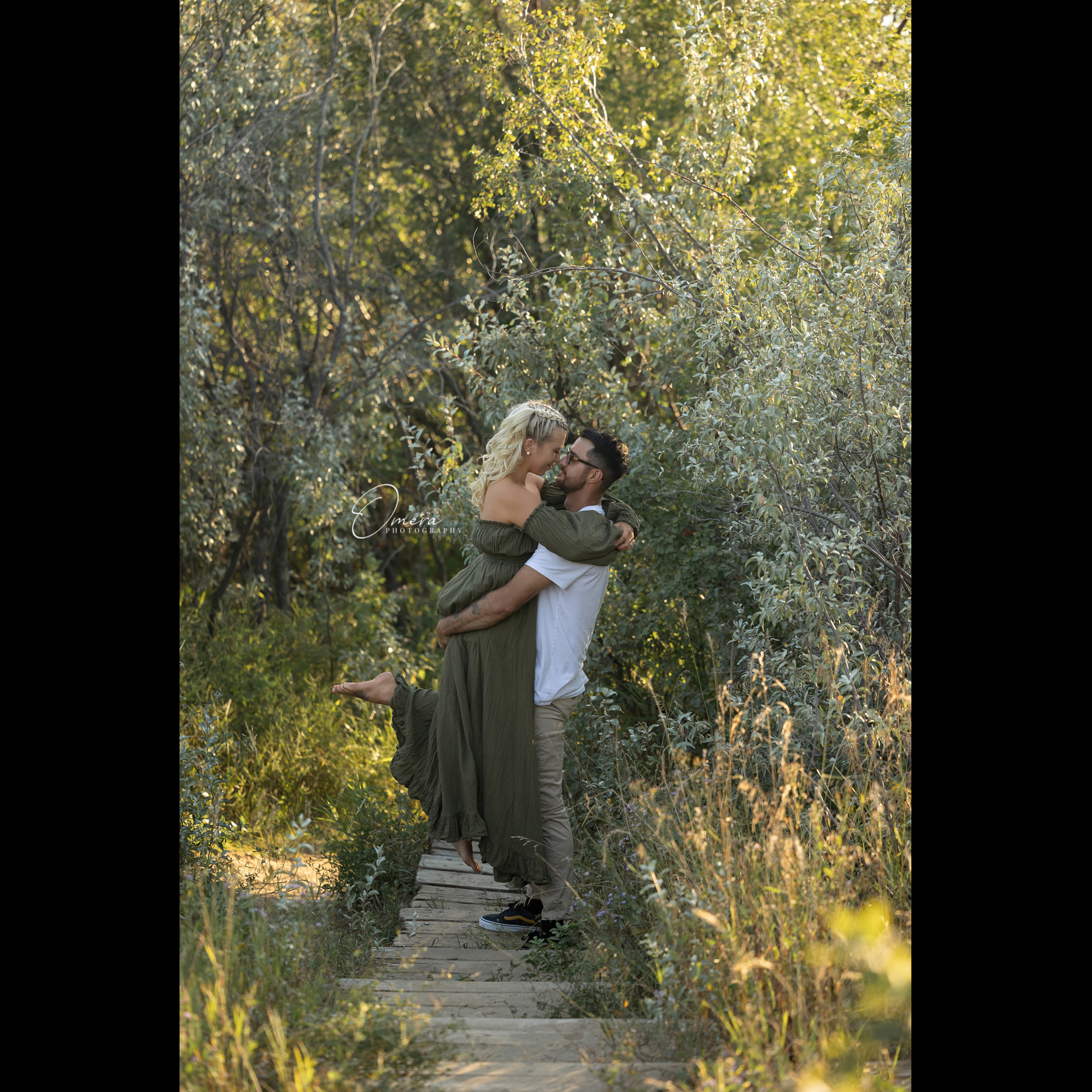 Take the time to curate your session.
What do I mean by that? Take the time to plan the outfits, choose a location, pick a time of day that works best for you, select the right season, etc.
Think about it...your photos are memories that last forever. They get printed for the wall. Put into an album. Shared with your family and friends on social media. So they should be exactly what you want.
I always recommend picking a season first. That way, you can choose your outfits, location, and the time of day so much easier. And if you have kids that have an early bedtime, choosing a season where the sun sets earlier is SO helpful!
From there, you can coordinate what colours will work the best for your outfits, choose a location that works good for the time of year (think Autumn leaves, evergreens in the snow, etc.), and set the time of day.