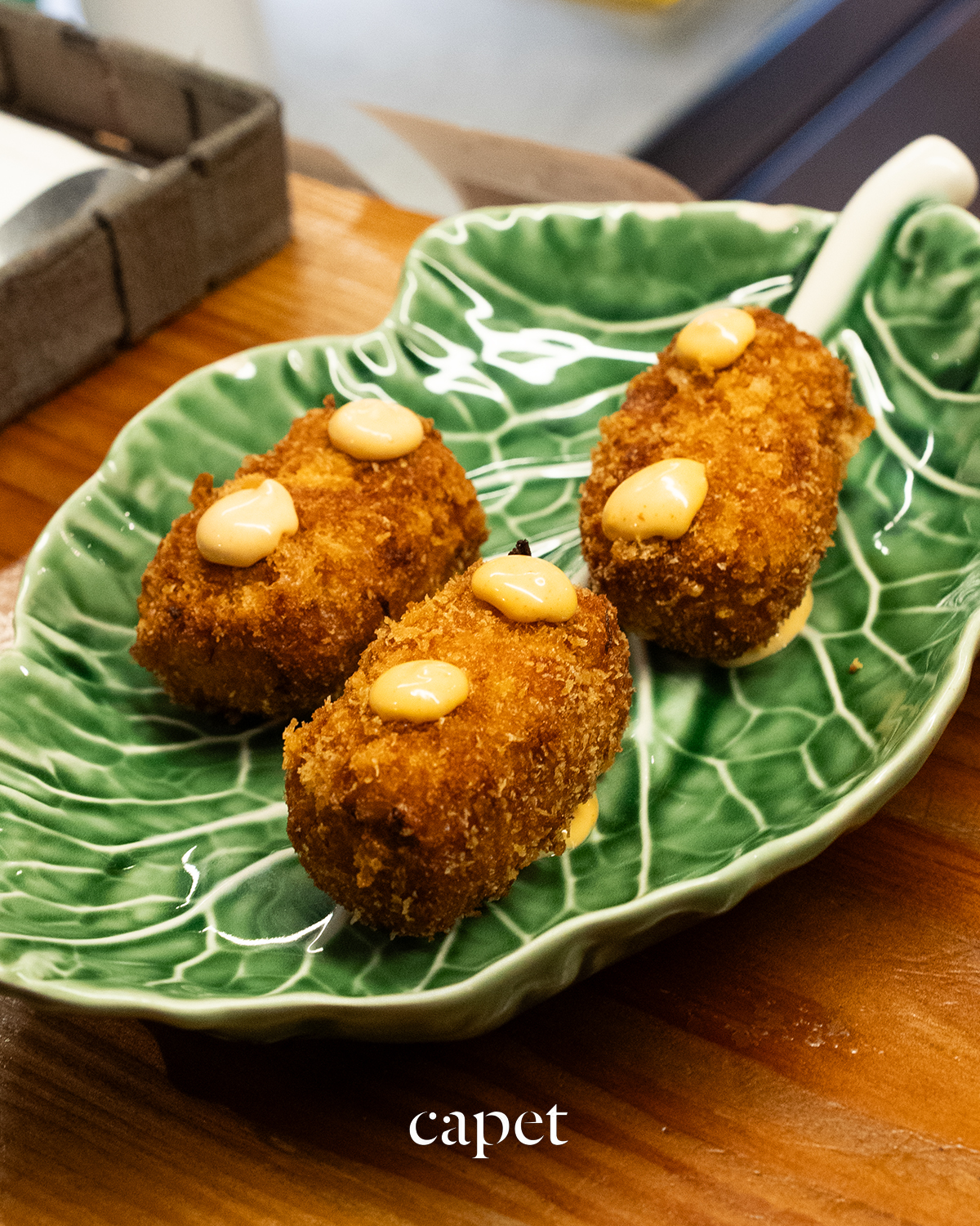 Croquetas de pollo y kimchi.
Croquetas crujientes por fuera y cremosas por dentro, con el sabor suave del pollo y el punto picante y fermentado del kimchi. Un bocado directo y sabroso, sin artificios.
🔗 Reserva fácilmente desde el enlace en nuestra bio
📍 Carrer del Cometa, 5, Ciutat Vella, 08002 Barcelona
📞 937 20 44 21
#capetrestaurante #barcelonarestaurants #cocinahonesta #temporadaencapet #restaurantesbarcelona #guíamichelin #cocinadeautor #cocinatecnica #productolocal #barriogotic