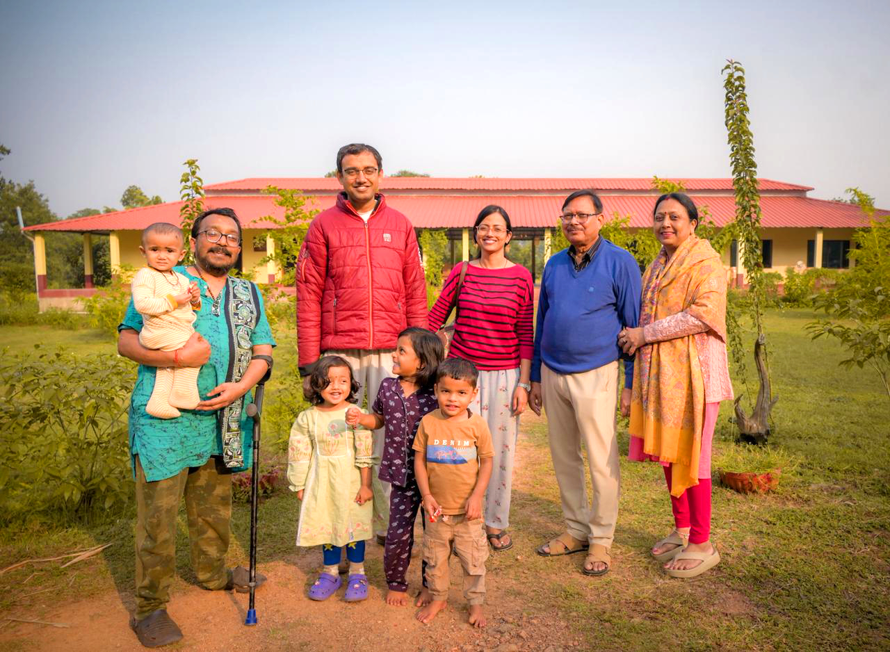 Very special guest from Singrauli visited @camp_banas with her Mom-Dad and Nana-Nani to celebrate and explore the wander of #nature!