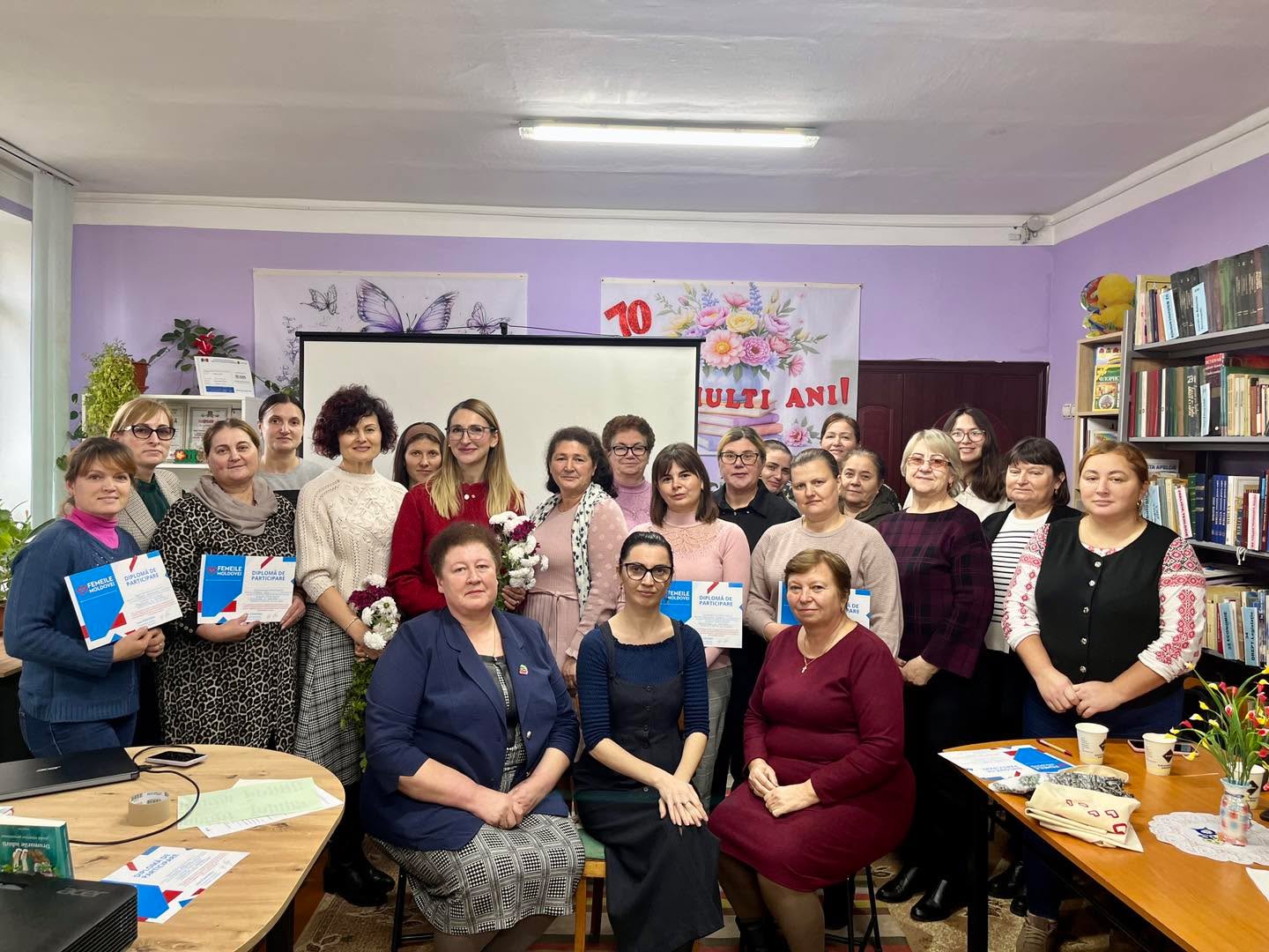 Ieri a avut loc un training valoros în localitatea Chiștelnița, raionul Telenești, organizat cu sprijinul doamnei Eleonora Latu, directoarea bibliotecii din comunitate, căreia îi mulțumim pentru implicare și deschidere.
Președinta Alianței Femeile Moldovei, Iana Stanțieru, le-a urat bun venit participantelor în alianța noastră și le-a încurajat să se implice activ în dezvoltarea comunității lor. Ne-am bucurat să le avem alături și pe doamnele din GAL „Trei Coline”, care au contribuit la atmosfera de dialog și colaborare.
Subiectul trainingului a fost „Reziliență și echilibru între personal și profesional”, o tema importantă pentru fiecare femeie care dorește să se dezvolte și să își păstreze echilibrul în ritmul intens al vieții de zi cu zi.
Mulțumim tuturor participantelor pentru prezență, implicare și energia frumoasă! 🌿💛