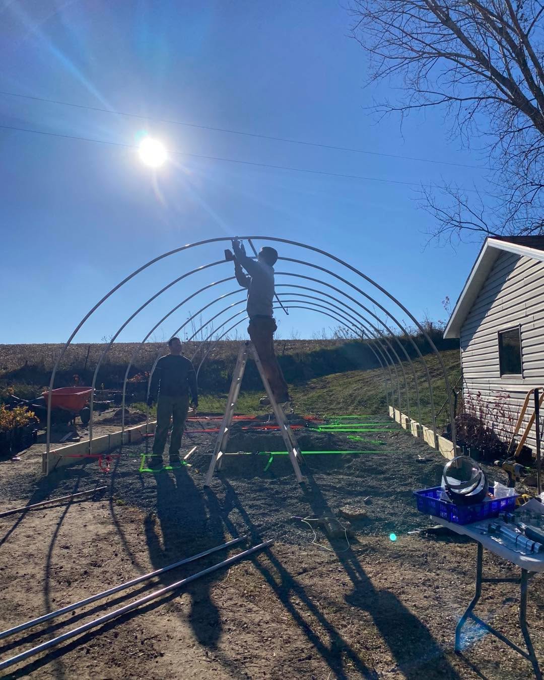 It was a perfect weekend for hoop-house building! ☀️😎
It’s really starting to come together 🌱