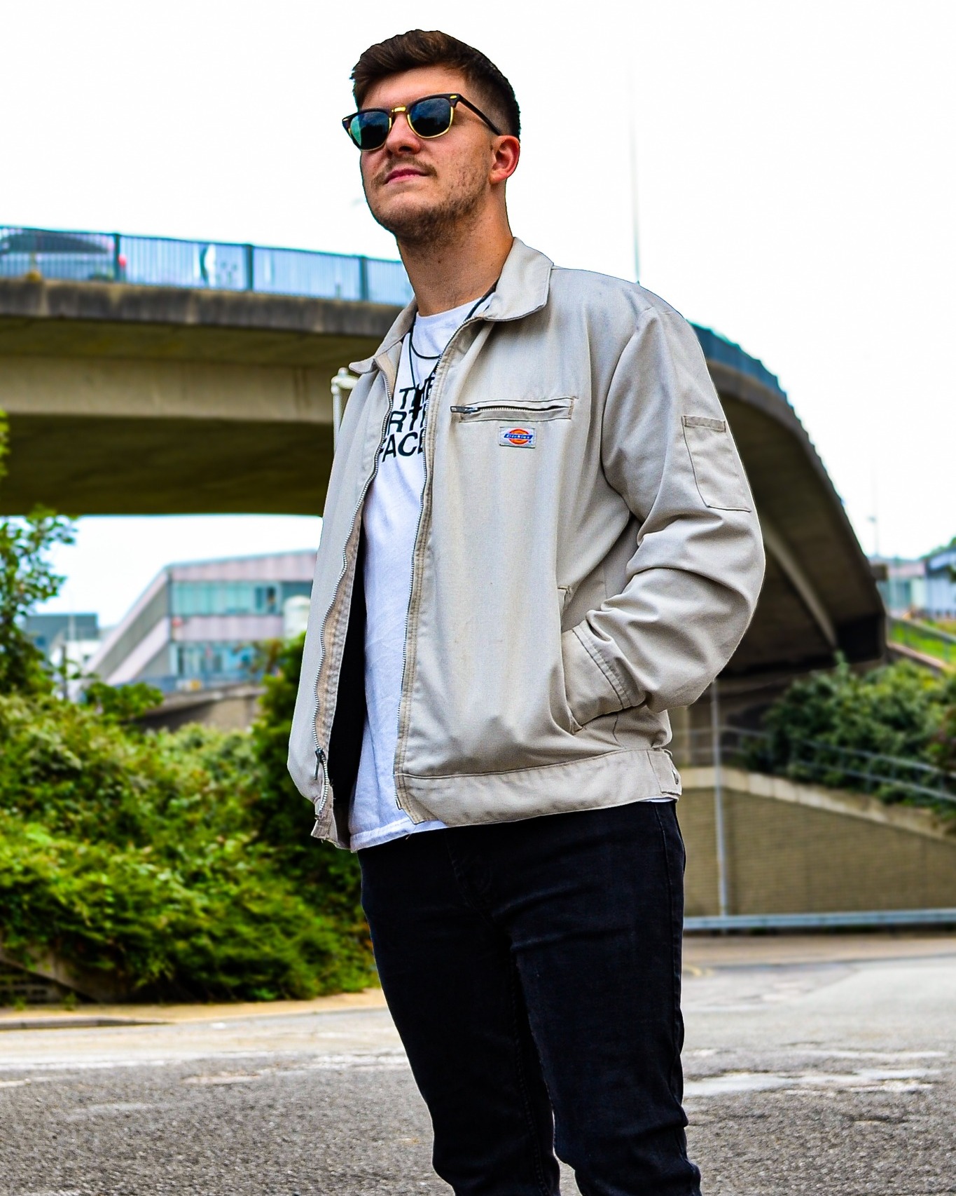 Band Member - Eliot - Singer / Guitarist
One of the founding members of Pool Club, Eliot plays the role of guitarist and one of the band's three lead singers.
He has been playing and performing since his early teens and through this time, carved out a skill in songwriting. Eliot studied music at University, where he refined his abilities. He now resides in South East Kent, out of which he writes and records from his studio.
His keen ear for melodies helps him churn out catchy tunes that keep you singing and your foot tapping.
Stream Our Latest Release To Be Lonely Here ⬇
(Link In Bio)
🎱♣️