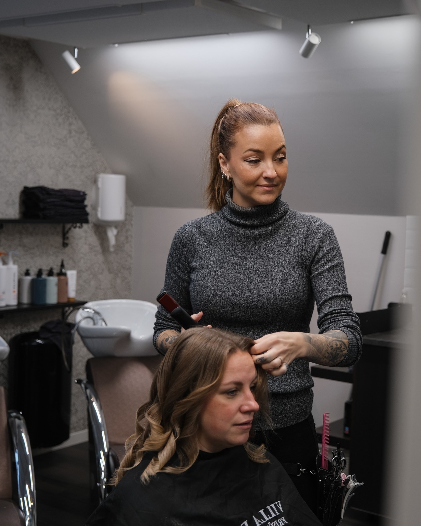 Hos våra frisörer kan du sjunka ner i stolen, ta en kaffe och bara få en liten paus. Våra duktiga frisörer fixar resten, så att du går härifrån med ny energi och en frisyr som känns helt rätt.
Välkommen till en plats där du kan slappna av och bli fin på samma gång 🖤
Vi på Villa Ed
Inredningsbutik @villaedinredning
Klädbutik @villaed_by_glozzy
Café & Bistro @cafevillaed
Frisörer @villaed.frisorerna
Injektionsbehandlare @beautylin.se
Kroppsvård & Massage @lindaholtzkroppsvard
Inemotion Psykologi @inemotionpsykologi
Keramik @lerkallan
Skulpturskogen Villa Ed