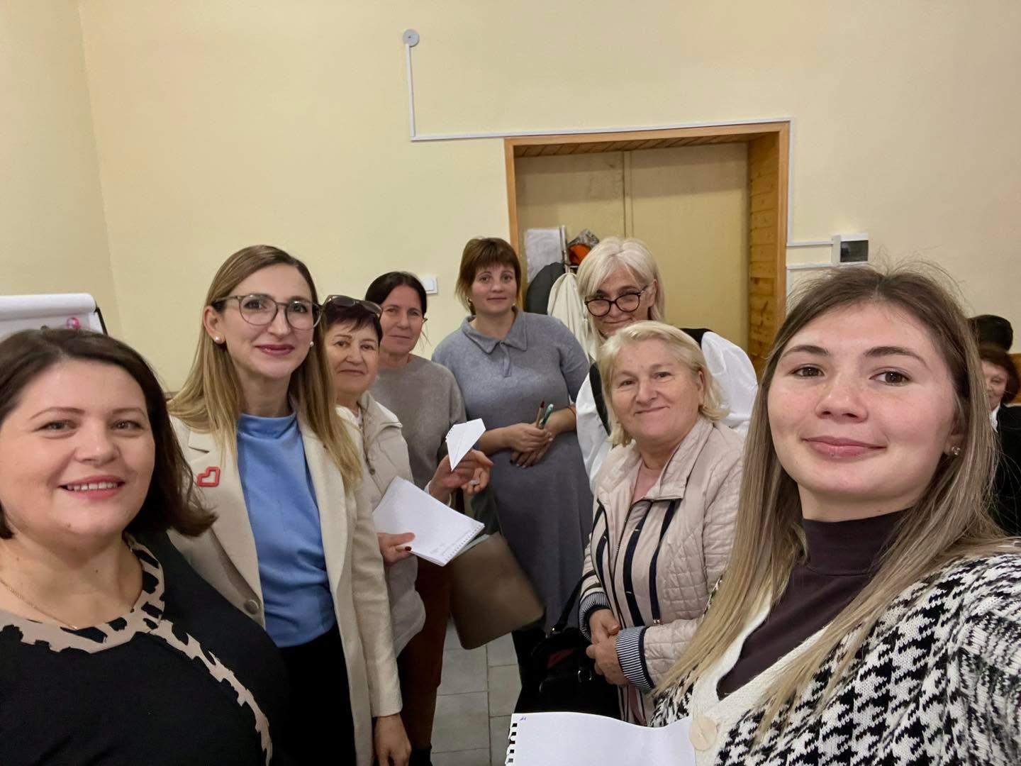 Astăzi, Alianța Femeile Moldovei a ajuns la doamnele din Sîngerei, unde s-a desfășurat un training inspirațional susținut de formatoarea Mariana Ionel, cu tema „Femei cu încredere: stima de sine și valoarea comunicării” în incinta Bibliotecii Raionale. 🌟
Pe parcursul sesiunii s-au abordat teme fundamentale pentru dezvoltarea fiecărei femei: încrederea în sine, motivația zilnică, comunicarea autentică, dar și lucrul eficient în grup. Discuțiile au fost interactive, pline de exemple din viața reală, iar participantele au împărtășit experiențe și perspective valoroase.🌸
Președinta Alianței, Iana Stanțieru, le-a adresat doamnelor un mesaj cald de bun venit și le-a încurajat să rămână aproape de comunitatea Femeile Moldovei, un spațiu în care fiecare femeie este auzită, susținută și inspirată să crească.❤️