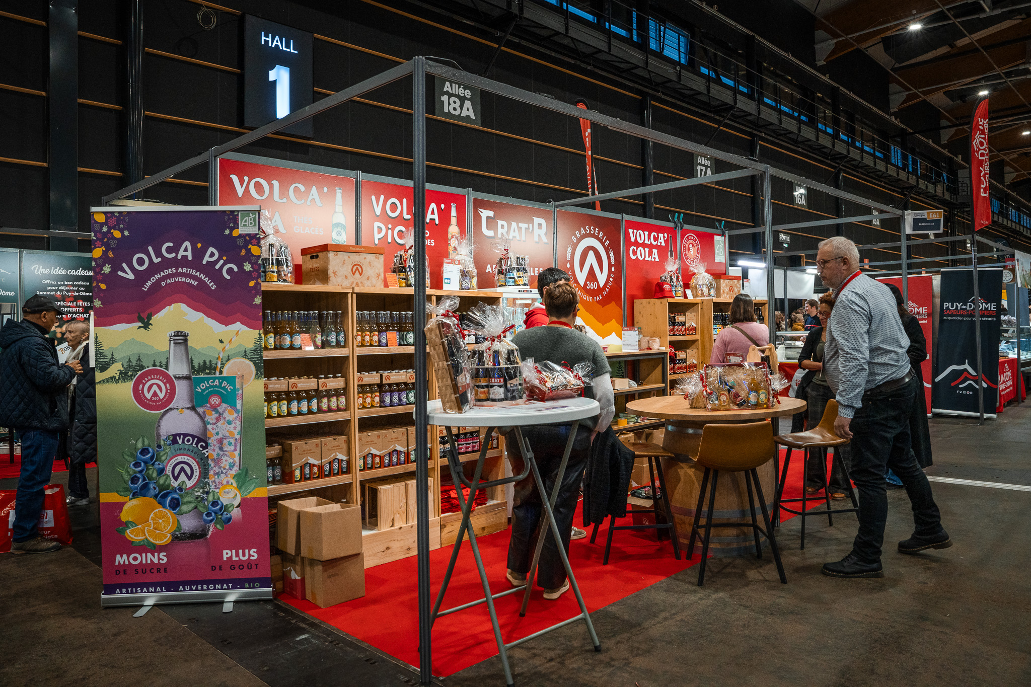 De retour du Salon ORIGINE AUVERGNE.💪 Une édition très réussie organisée de main de maître par les équipes de CLERMONT AUVERGNE EVENEMENTS.👏 Très belle fréquentation, ambiance chaleureuse et business dynamique! Merci à vous pour vos nombreuses visites sur notre Stand et à l'année prochaine! "Ce n'est pas de notre faute si nous sommes auvergnats, nous avons juste eu de la chance!"😄
Crédits Photos: @florinetournier
#volcacola #volcatea #beerlover #craftbeer #brasserieartisanale #auvergne #cantal #brasserie #bierebio #BièreArtisanale #volcapic #auvergnerhonesalpes #cratr #brasserie360 #bieresartisanales #limonadeartisanale #Auvergne #glevents #clermontauvergneevenements #origineauvergne