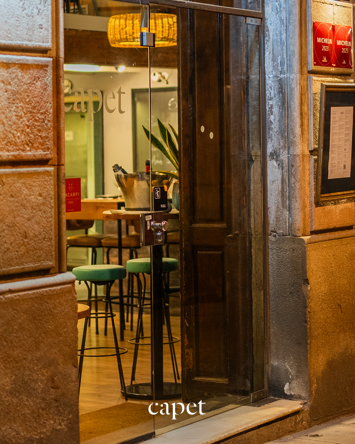 La entrada se reconoce por su calidez y discreción.
Un recibimiento sereno que anticipa lo que ocurre dentro.
🔗 Reserva fácilmente desde el enlace en nuestra bio
📍 Carrer del Cometa, 5, Ciutat Vella, 08002 Barcelona
📞 937 20 44 21
#capetrestaurante #barcelonarestaurants #cocinahonesta #temporadaencapet #restaurantesbarcelona #guíamichelin #cocinadeautor #cocinatecnica #productolocal #barriogotic