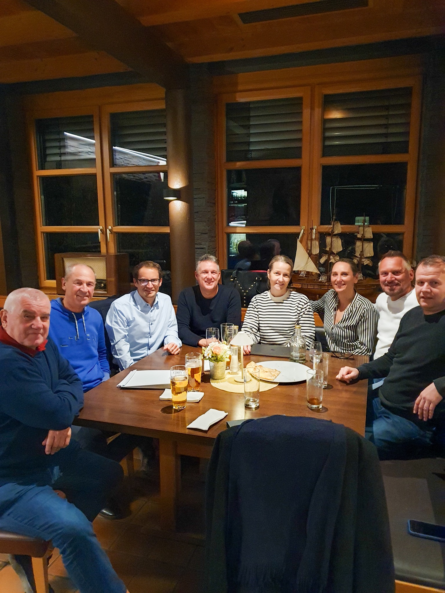 Heute Abend war ich zu Gast beim Vorstand des Tennisclubs Nonnenhorn 🎾.
Vielen Dank für das informative Gespräch und den Einblick in die Vereinsarbeit.
Der Tennisclub leistet seit über 50 Jahren einen wichtigen Beitrag zum sportlichen Leben in unserem Ort. Das große Engagement des Vereins zeigt sich bei den jährlichen Jederman-Turnieren, Vereinsmeisterschaft, Sommerfest und Sommerferienprogramm sowie der Jugendarbeit.
Ich freue mich sehr über diesen Austausch und darauf, die Vereine in unserem Ort weiter kennenzulernen und ihre wichtige Arbeit zu unterstützen.
#nonnenhorn #nonnenhornbodensee #nonnenhorn #tennis #tennisclub #vereinsleben #ehrenamt #gemeinsam #gemeinsamstark #vereinsleben #sport #bürgermeisterwahl #bürgermeisterwahl2026