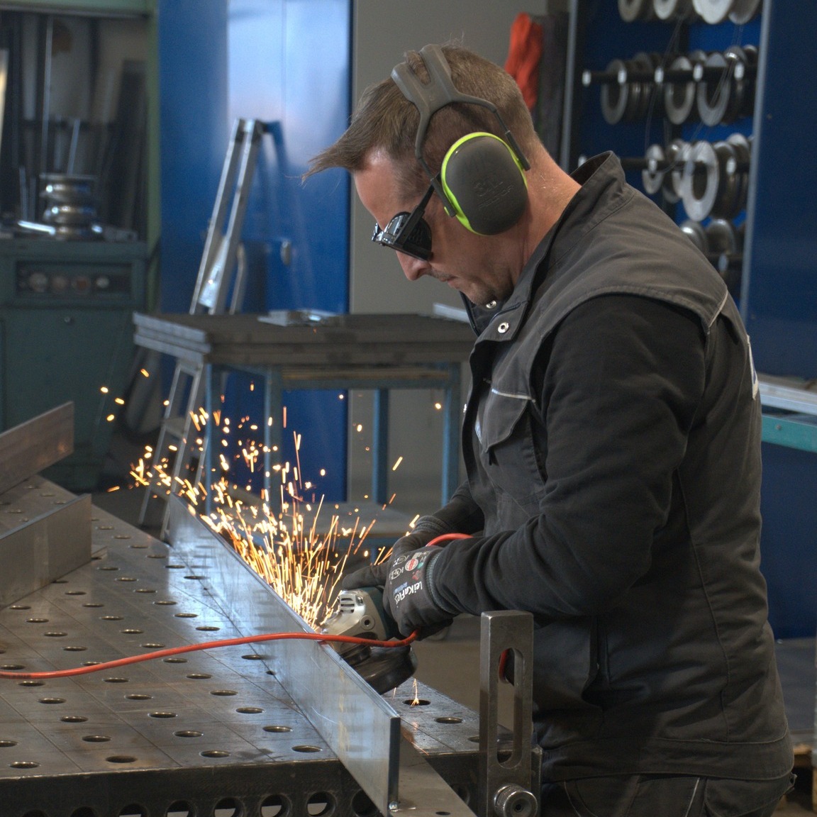 Wenn Erfahrung auf Feuer trifft, entsteht Maßarbeit aus Metall.
Denn Qualität beginnt da, wo andere aufhören zu messen.
#teamGAST #Präzision #Metallbau