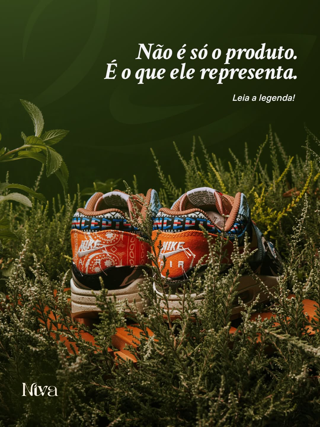 Muitas marcas vendem produtos similares, mas poucas conseguem criar significado e conexão com seu público.
A Nike não vende apenas tênis; ela entrega movimento, coragem e pertencimento, desperta um sentimento nas pessoas e faz com que se enxerguem em cada ação e campanha.
O que diferencia uma marca com valor é que ela tem clareza sobre sua essência, comunica isso de forma consistente e constrói relações autênticas com quem acompanha sua trajetória, sem fingir perfeição e sempre transmitindo verdade e coerência.
Cada marca tem seu próprio caminho e valor único, e nosso papel é ajudar a dar forma a essa essência, tornando-a visível, conectando com pessoas e criando impacto.
Vamos transformar sua marca em experiência que permanece na memória e no coração do seu público?