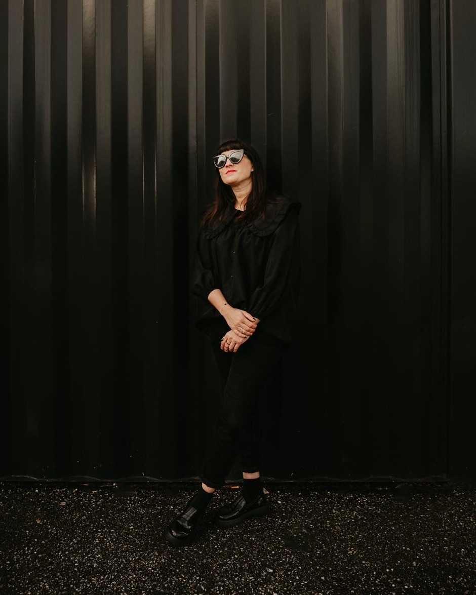 • 𝙷𝚎𝚢 !
• Pour les petits nouveaux ici, je suis Mélodie : créatrice d’@aimedeuxfois, wedding planner ~ designer, et j’ai compris une chose. Je ne crée pas pour ressembler, je crée pour vous révéler.
• Il existe mille façons d’exercer ce métier. La mienne, je la construis à travers mon univers, qui est marqué : un mélange d’élégance minimaliste, de romantisme discret et de symboles qui (me) racontent. Ce que j’aime avant tout, c’est créer une atmosphère qui parle de vous, en glissant toujours une touche de poésie, d’émotion et d’intention.
🌮 Mes valeurs ?
L’authenticité, la douceur, le respect de qui vous êtes, et l’art de faire naître la beauté dans la simplicité. Pour moi, chaque détail compte — pas pour en mettre plein la vue, mais pour faire ressentir.
⚡Ce qui me différencie ?
Je vous accompagne avec écoute, intuition et créativité, pour imaginer ensemble une expérience qui reflète votre histoire. Je crois profondément que la magie ne vient pas de la démesure, mais de l’émotion que l’on y met.
• Si je partage mes passions sur les réseaux — mode, musique, voyages — c’est parce que c’est en montrant qui je suis que je peux vous inviter à assumer qui vous êtes.
🎀 Ce que j’aime ?
Les symboles qui vous représentent. Les univers un peu mystiques. Les ambiances qui murmurent plutôt qu’elles ne crient (sauf quand il s'agit de punk, de rock et de métal).
• J'ai d'ailleurs ces 3 petits icônes tatouées à mon poignet droit. Sur celui de gauche, vous lirez "Sogno l'amore".
• Ma mission absolue : vous montrer, à travers mon propre univers, qu’il est toujours possible de créer quelque chose de beau, de vrai, de vous.
• Prêts à écrire le prochain chapitre ensemble ? Contactez-moi !
• Captured in my heart’s color 🖤 Thank you @markhortonphotos