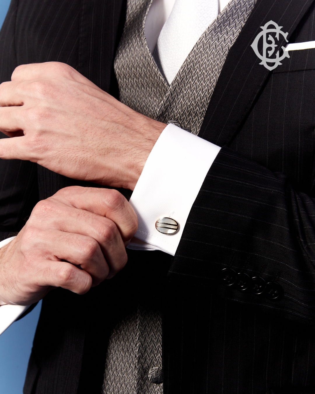 Elegância absoluta: traje preto com colete cinza e camisa branca — uma combinação refinada, clássica e sempre atual.
Agende seu horário com o Eduardo e escolha o traje perfeito para você.
#EduardoGuinle #AlfaiatariaContemporânea #TernoMasculino #TrajeClássico #ModaMasculina #ElegânciaDiscreta #Menswear #ClássicoModerno