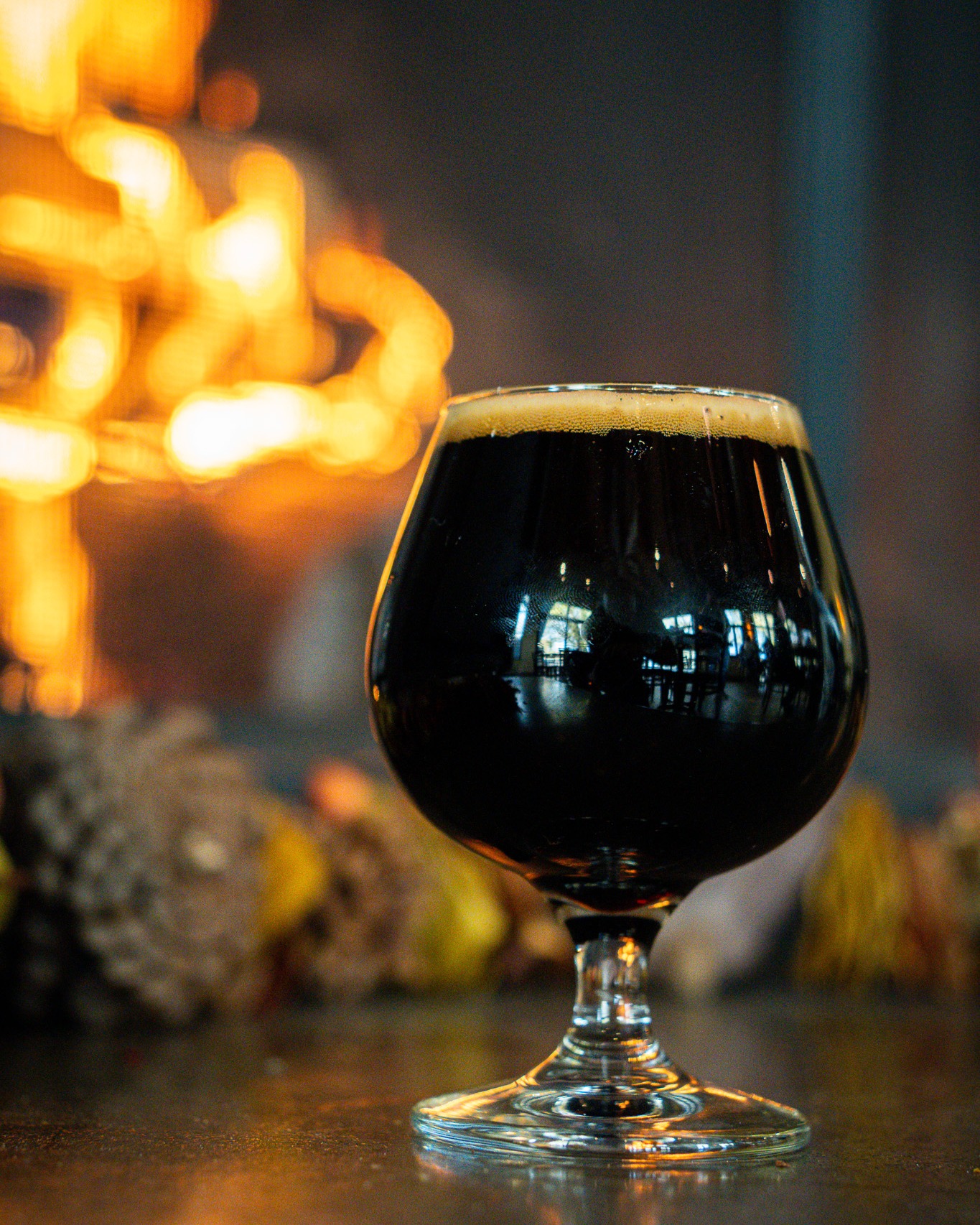 If a campfire and a dessert got together and brewed a beer… this would be it.
Our Campfire Sundae Stout (8.8%) is now on tap — smoky hops, roasted chocolate, and a silky vanilla finish. Perfect for winter nights.