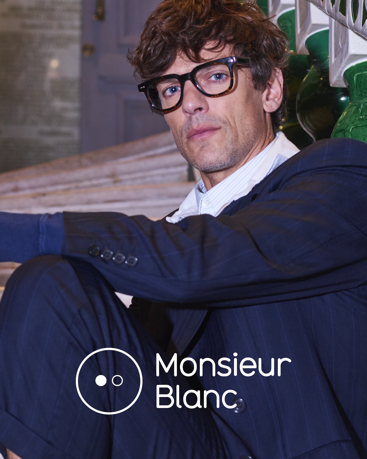 Monsieur Blanc
Criada para responder às necessidades dos homens exigentes, a marca apresenta modelos que equilibram sofisticação, modernidade e autenticidade.
Created to meet the needs of discerning men, the brand offers styles that balance sophistication, modernity, and authenticity.
Combining Japanese savoir-faire and French excellence, Monsieur Blanc eyewear combines bold design, superior comfort, and timeless style.