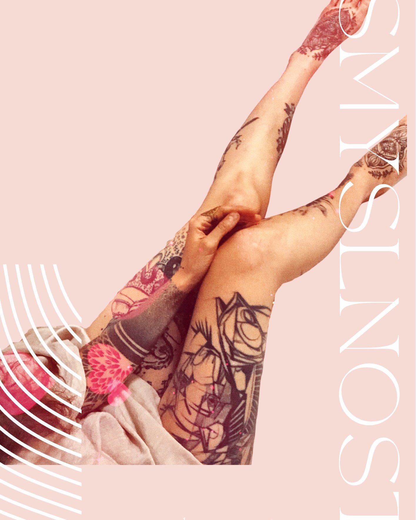 Tetování jako jazyk přitažlivosti - co o nás říká kůže?
Často se zamýšlím nad tím, jak tetování mění energetický otisk člověka v prostoru. Nejde jen o vizuální změnu - tetování vypráví příběh, odhaluje část duše, kterou jeho nositel rozhodl sdílet se světem.
Přitažlivost je fascinující tanec energií. Když vidím muže či ženu s tetováním, nevnímám jen samotný obraz, ale i odvahu, kterou projevili tím, že si nechali navždy vtisknout něco do kůže. Tetování je jako neverbální komunikace - ještě než spolu promluvíme, už o sobě něco prozrazujeme.
Zajímavé je, že tetování může být stejně silným magnetem jako odpuzovačem. Pro někoho je potetované tělo odrazující, pro jiného neodolatelně přitažlivé. A právě v tom je krása autenticity - když se rozhodneme pro tetování, přitahujeme k sobě ty, kteří rezonují s naším vyjádřením, a zároveň přirozeně filtrujeme ty, kteří by s námi nesouzněli.
Tetování není jen ozdoba. Je to forma sebevyjádření, rituál přechodu, manifestace vnitřního světa. Může být léčivým procesem nebo způsobem, jak si zpět nárokovat vlastní tělo. A všechny tyto vrstvy se propisují do toho, jak nás ostatní vnímají a jak na ně působíme.
Takže... přitahuje tě tetování? A pokud ano - co přesně tě na něm přitahuje? Samotný obraz, nebo příběh a odvaha, které za ním stojí?
#tetovaniaenergie #pritazlivost #vedometetovani