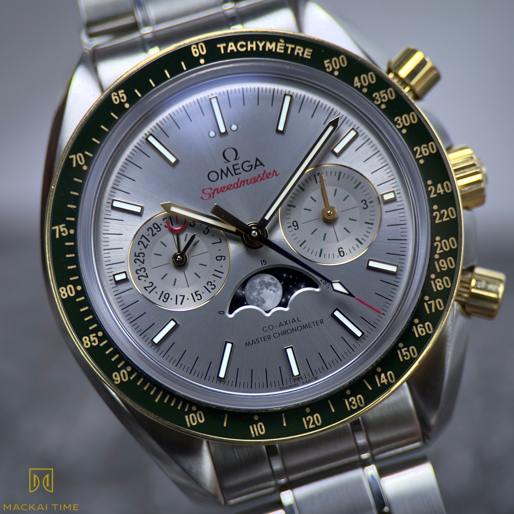 🌕🪙 Omega Speedmaster Moonphase - 18k Yellow Gold / Steel 🪙🌕
Here's a stunning fusion of sport and refinement, the two-tone Speedmaster Moonphase delivers technical mastery and a commanding wrist presence. The silver sunbrushed dial and deep-green bezel give this piece a truly unique identity, that’s brought to life with touches of yellow gold throughout. This offering includes both the factory leather strap and an OEM SS bracelet, a combination that elevates comfort, style, and versatility.
📦 Box & Cards | ⭐ Excellent Condition | 🌓 SS Bracelet + Factory Leather Strap
Quick Details:
• 44.25 mm Stainless Steel + Sedna Gold
• Co-Axial Master Chronometer Cal. 9904
• Moonphase & Chronograph Functions
• Pointer Date Subdial
• Silver Dial w/ Green Ceramic Bezel
• Complete Box Set with Pictogram & Master Chronometer cards, Booklet, Leather Strap & OEM SS Bracelet
• Ref. 304.23.44.52.06.001
Condition: Very good overall, with a couple faint hairlines on the case / clasp, running perfectly.
#Omega #watches #itsMackaiTime #birmingham #birminghamalabama #OmegaSpeedmaster #watchcollector #speedmaster #luxurytimepiece #Moonphase #yellowgold