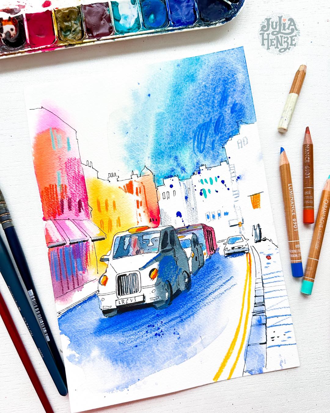 Beginners often think urban sketching is about straight lines, perfect buildings and cars, and “clean” colors.
Meanwhile I’m here like: what if we just let everything wobble and let all the colors flow into each other instead?😄
…and it was SO much fun!
What do you usually do, my friends?
1️⃣ Stay inside the lines😑
2️⃣ Controlled chaos (like Julia 😄)
3️⃣ I pretend I’m in control but… nope😅
#urbansketch #urbansketchers #londondrawing #urbansketch_daily #urbansketchpractice #watercolorsketch #watercolorartist #mixedmediaart #expressivesketch #loosesketch #sketchwithwatercolor #sketchbookinspiration #sketchingpractice #colorfulartwork #artprocess #creativeprocess #beginnerartisttips #drawloose #paintloose #juliahenze #watercolorandcoloredpencil #carandacheluminance #londoncab #bravebrusheslivestream