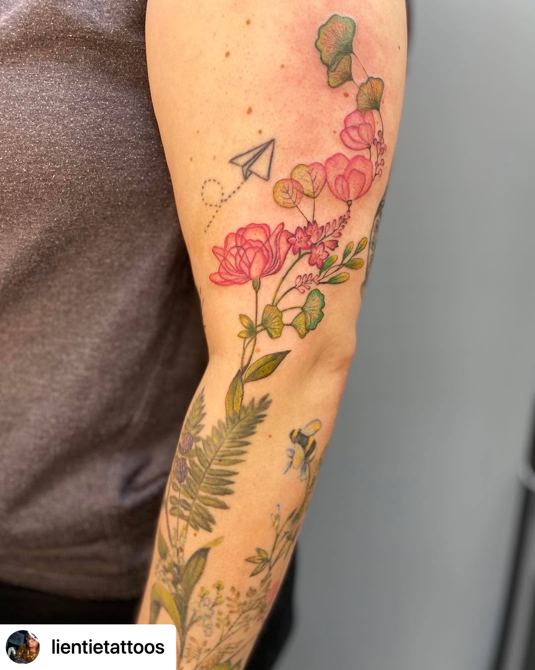@lientietattoos Adding more florals trailing up Gintare’s arm. She went for a few bits and pieces in between, and then the flowers and plants will fill the spaces ✨ Next time, to add a big ol fat bumbleebee amongst the flower tattoos
#botanicaltattoo #tattoo #botanicaltattooartist #tattoolove #flowertattoo
